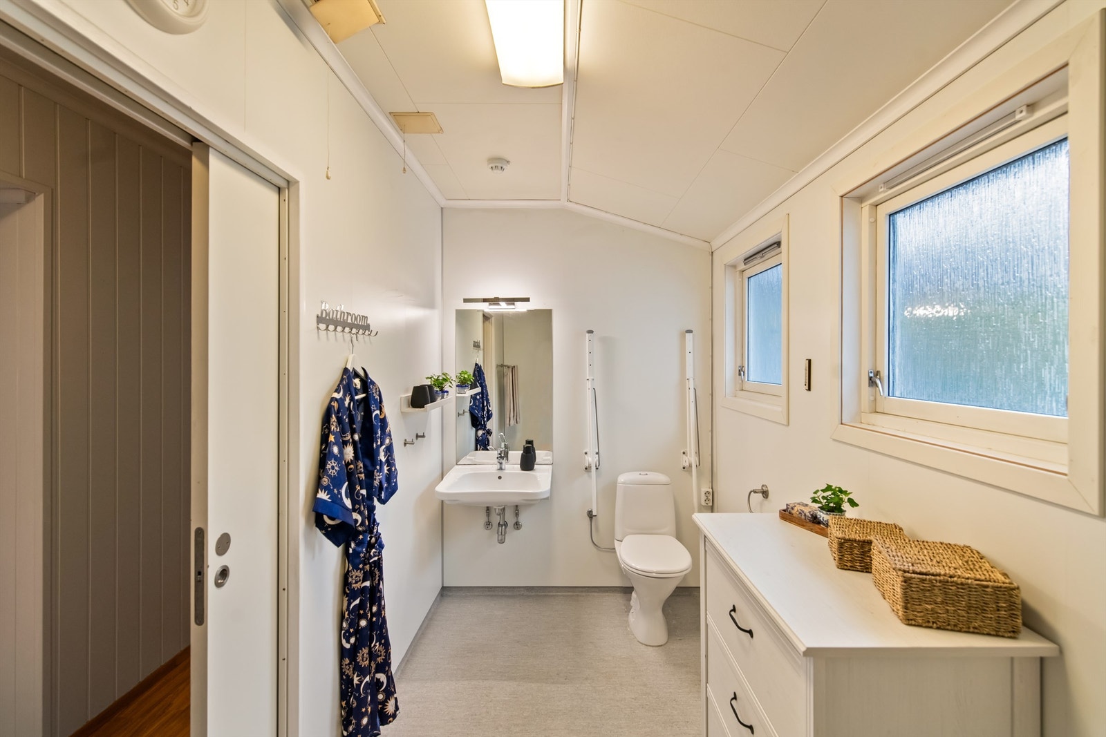 Badet i hovedetasjen har gulvbelegg og veggflater med baderomsplater. Galleribilde