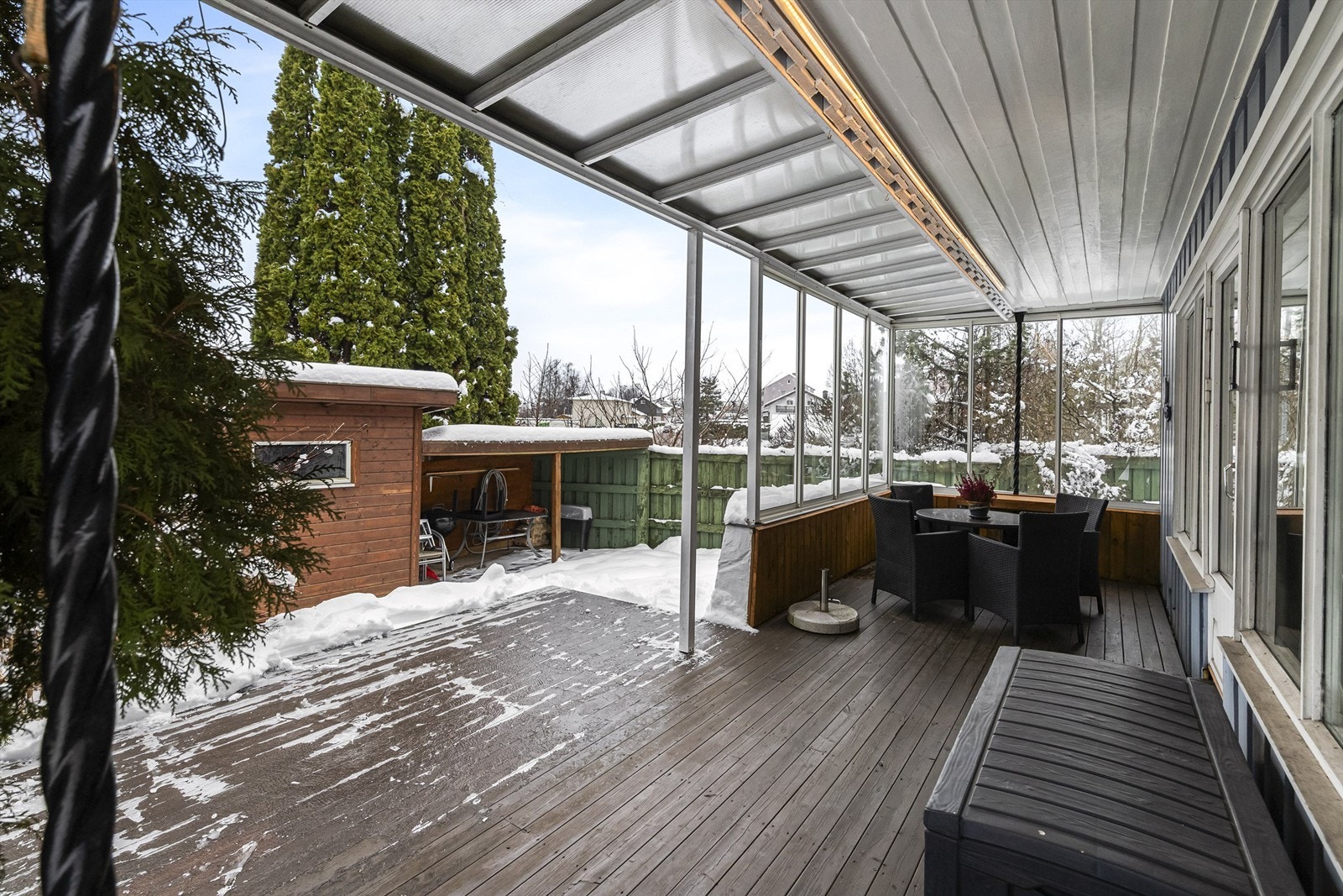 Fra stuen er det utgang til en stor og delvis overbygget uteplass vendt mot syd/vest. Galleribilde