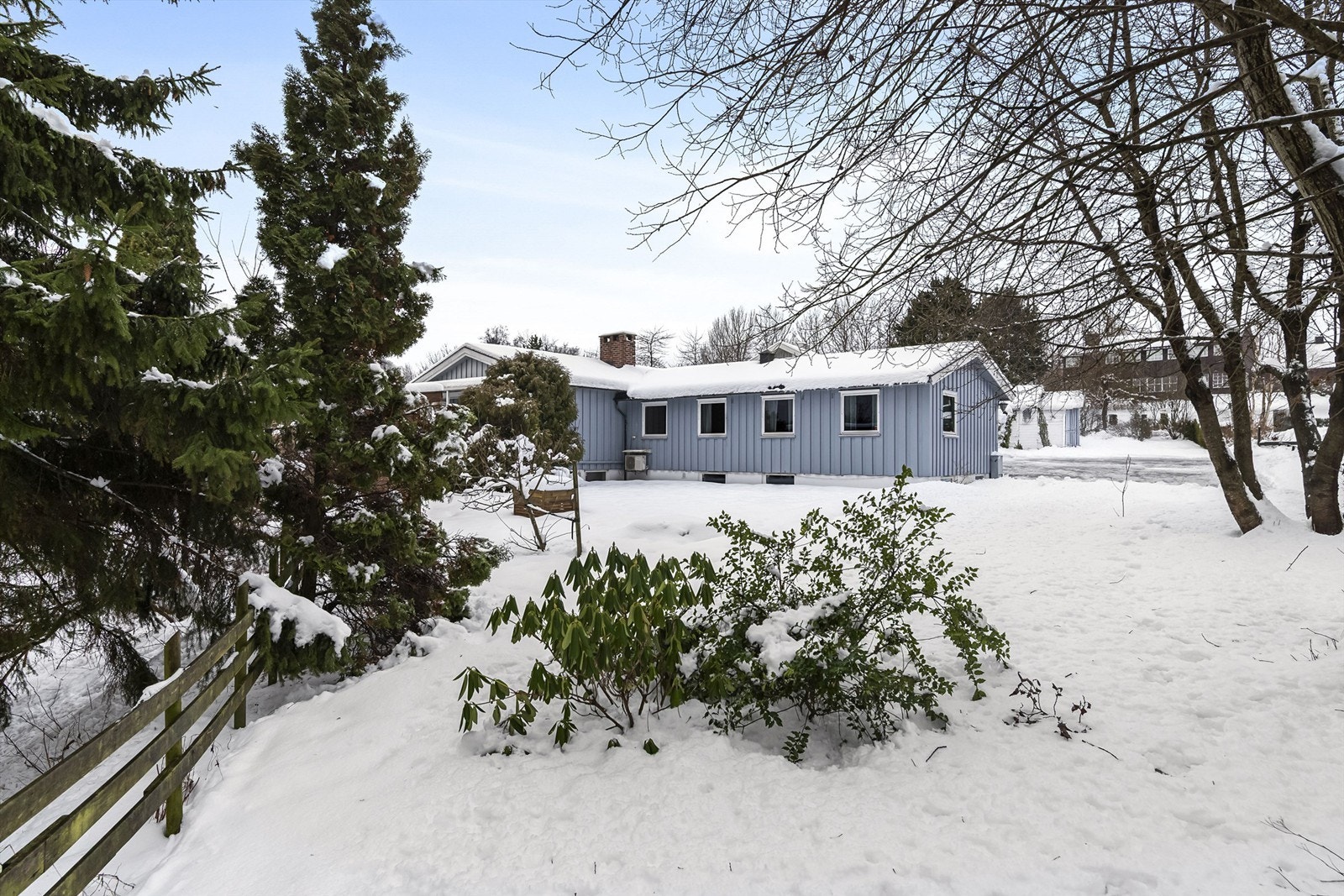 Tomten er innbydende og pent opparbeidet, med stor gressplen samt diverse prydbusker og planter. Galleribilde