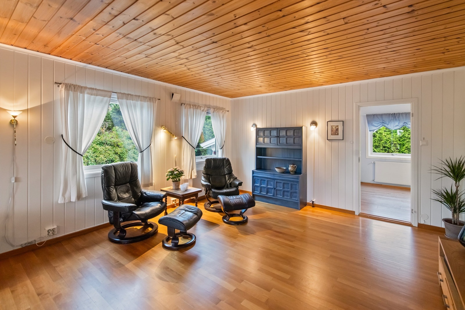 I stuen er det montert varmepumpe. Videre er det montert luft til vann varmepumpe fra 2014 tilkoblet veggradiatorer. Galleribilde