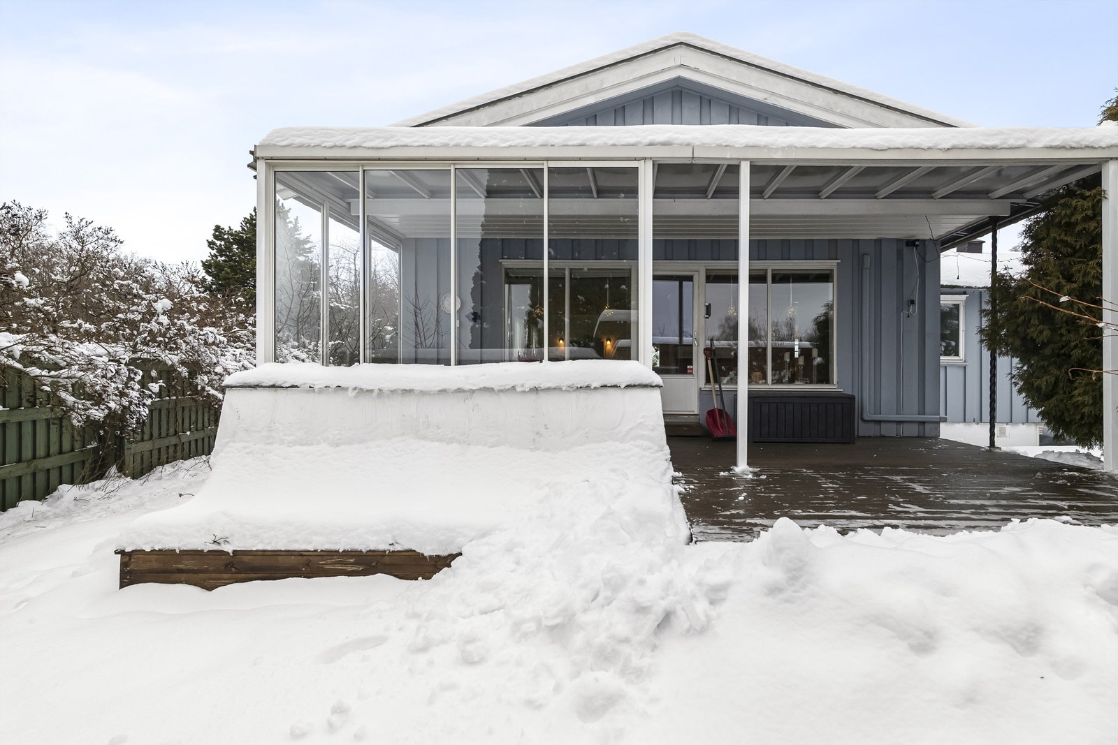 En del av uteplassen er innglasset, slik at du kan sitte lunt og skjermet - perfekt for å nyte lange sommerkvelder, uansett vær og vind. Galleribilde