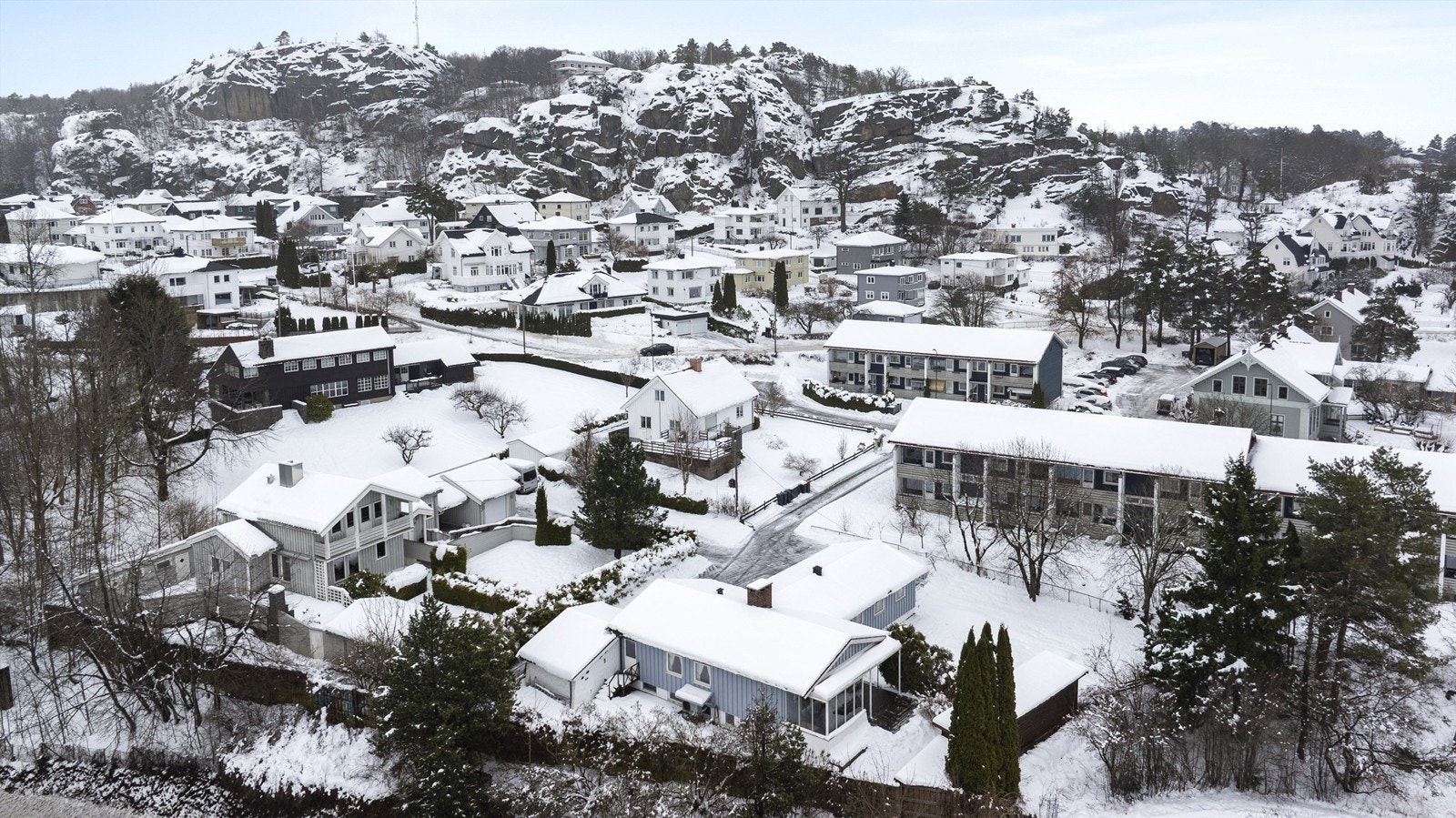 Sentralt, innholdsrikt og lettvint. Boligen har en attraktiv og svært sentral beliggenhet i et av Sandefjords mest sentrale boligområder. Her bor du med kort vei til det meste. Galleribilde