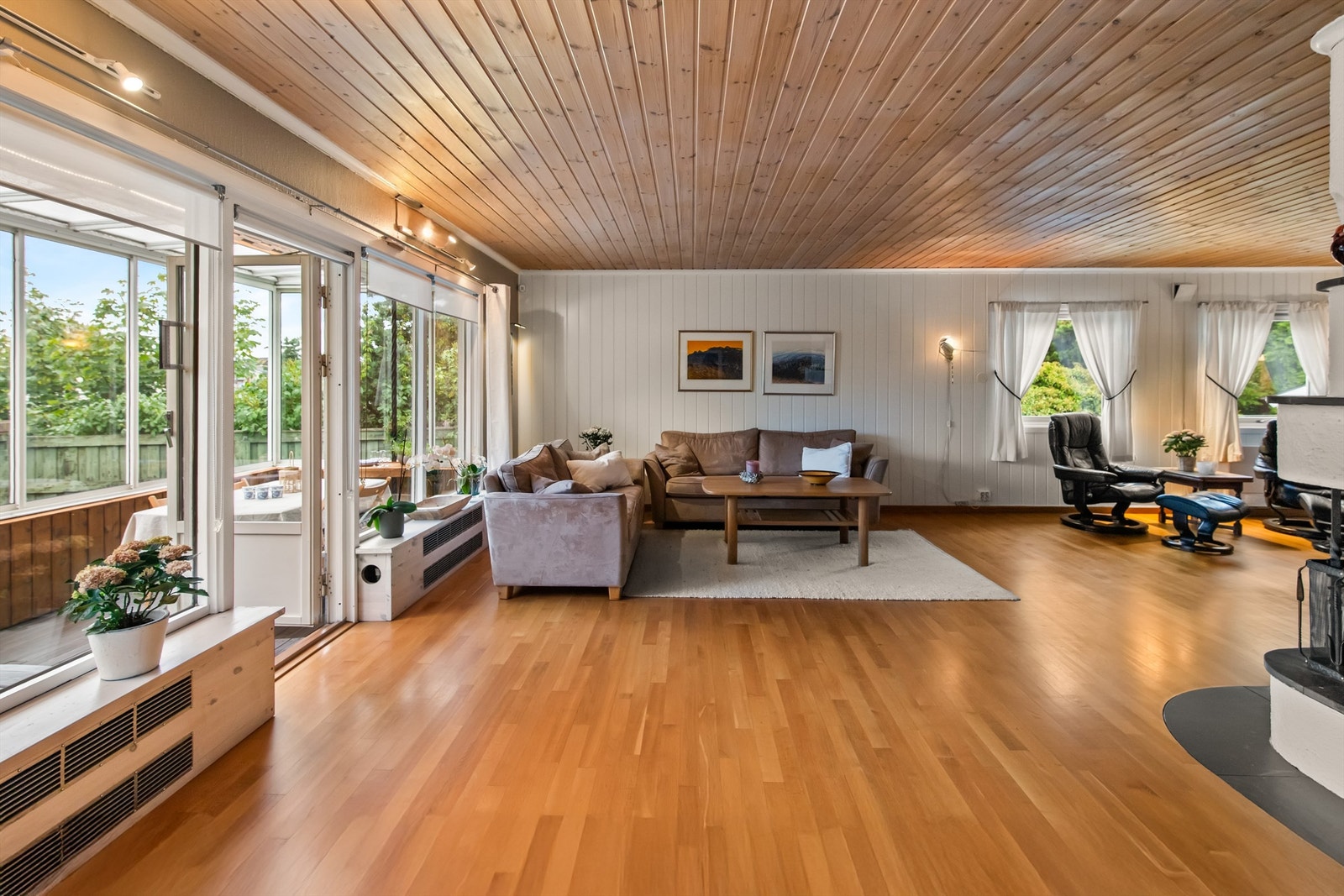 Hovedetasjen har lys og stor stue med utgang til solrik terrasse. Galleribilde