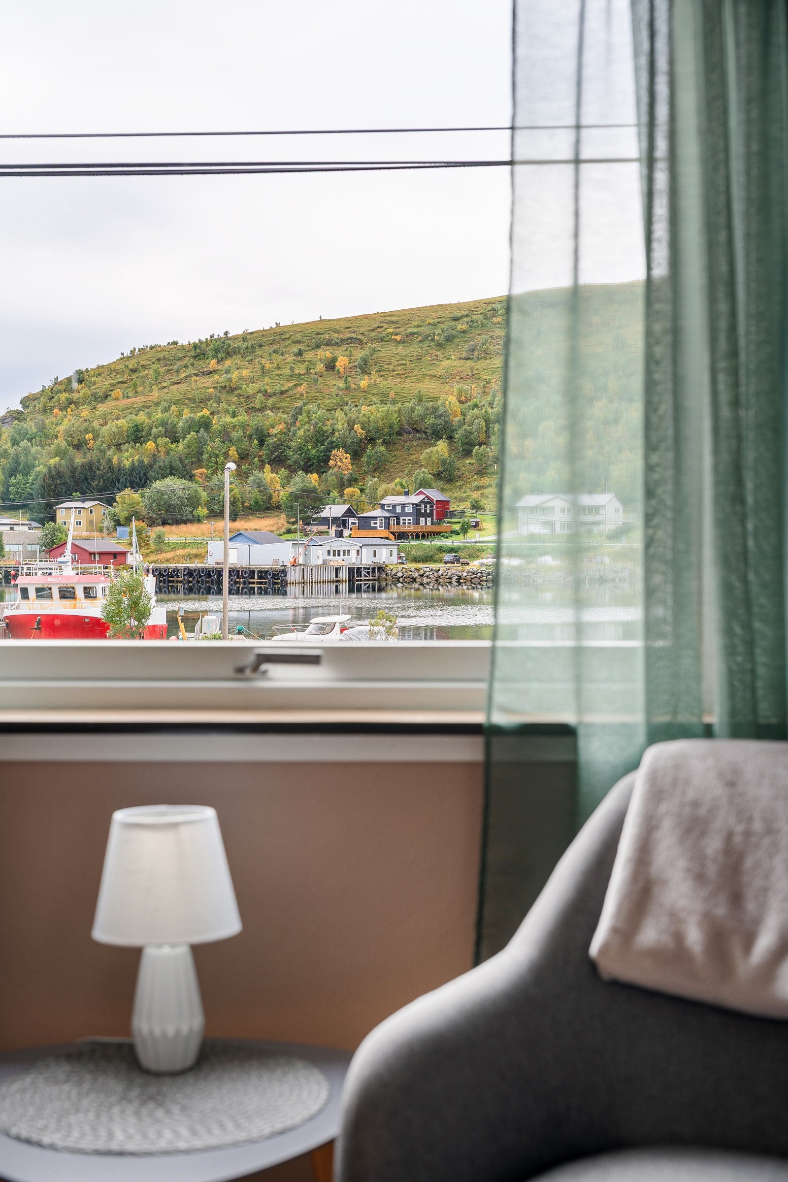 Her kan du nyte utsikten over sjøen og naturen.