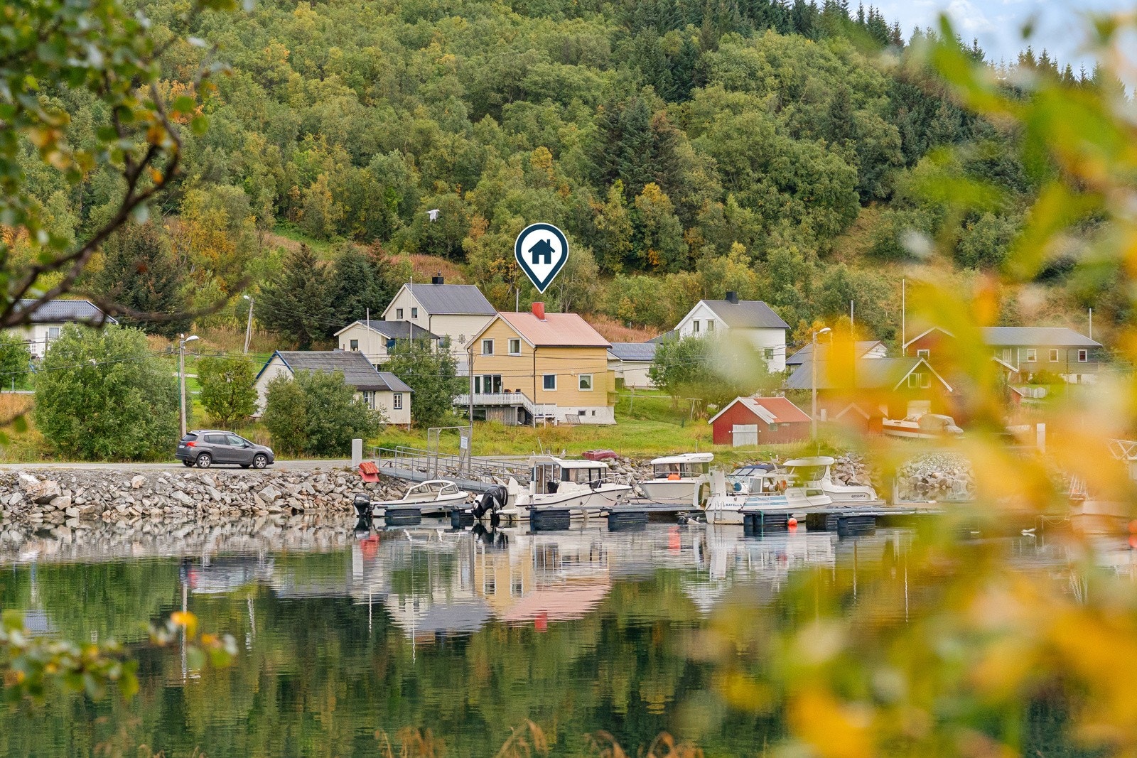 Velkommen til Nord-Fugløyveien 869 - Idyllisk beliggende enebolig med naust og strandlinje presentert av Inger Alette Eira!