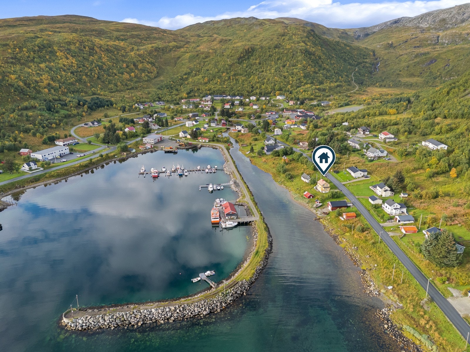 Boligen har en sentral og barnevennlig beliggenhet med gangavstand til skole, barnehage og butikk!