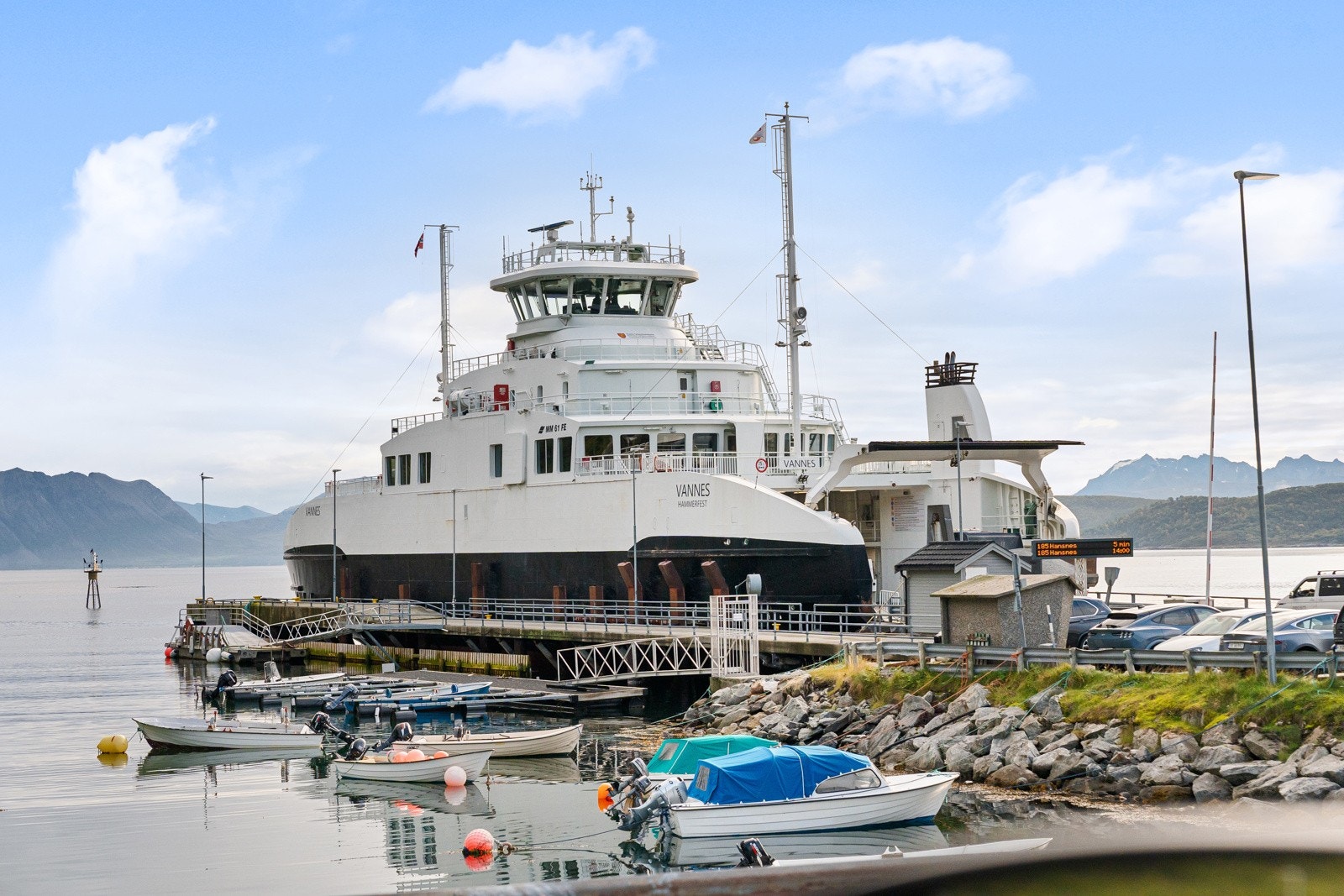 Fra Hansnes går det ferge til Vannøya.