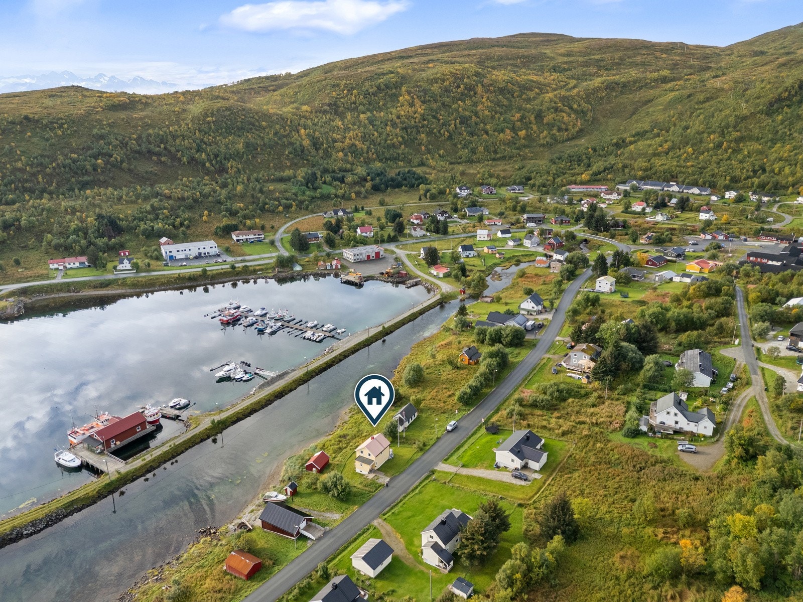 For båt- og sjøentusiaster finnes en småbåthavn og egen strandlinje med naust.