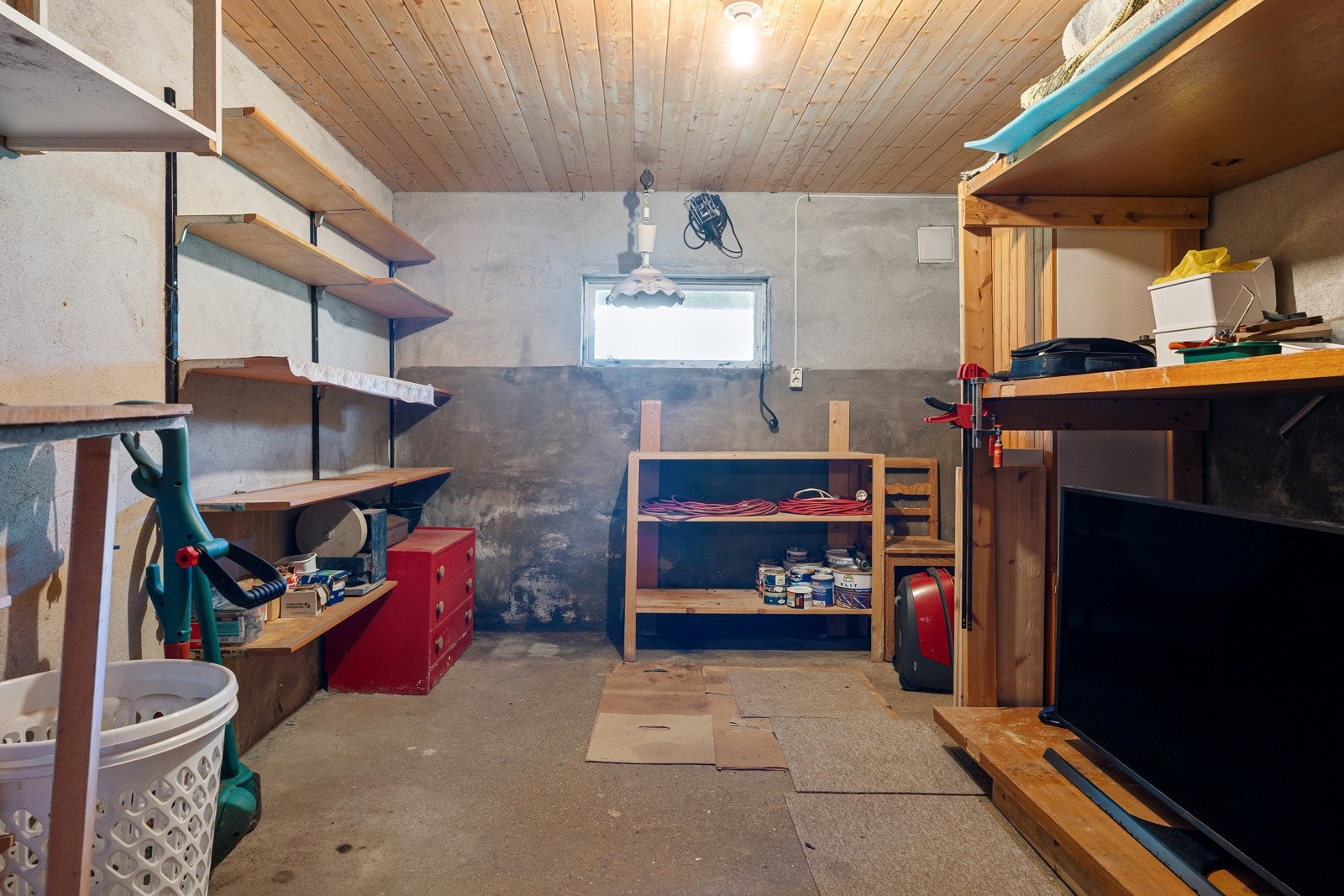 Boligen har rikelig med lagringsplass i flere kjellerboder. Kjelleren har også egen utgang.