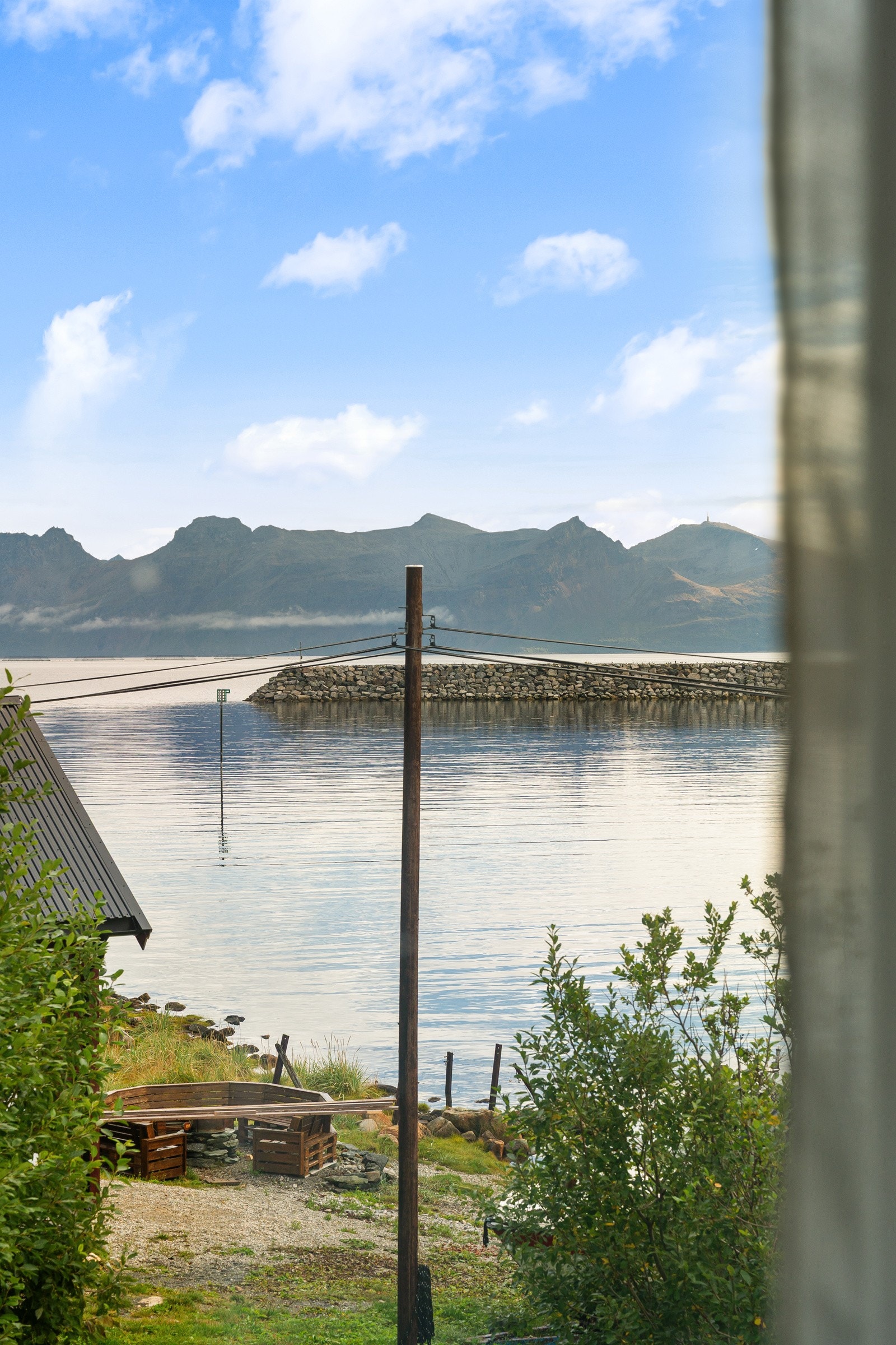 Det er fantastisk utsikt mot sjø, fjell og vakker natur!