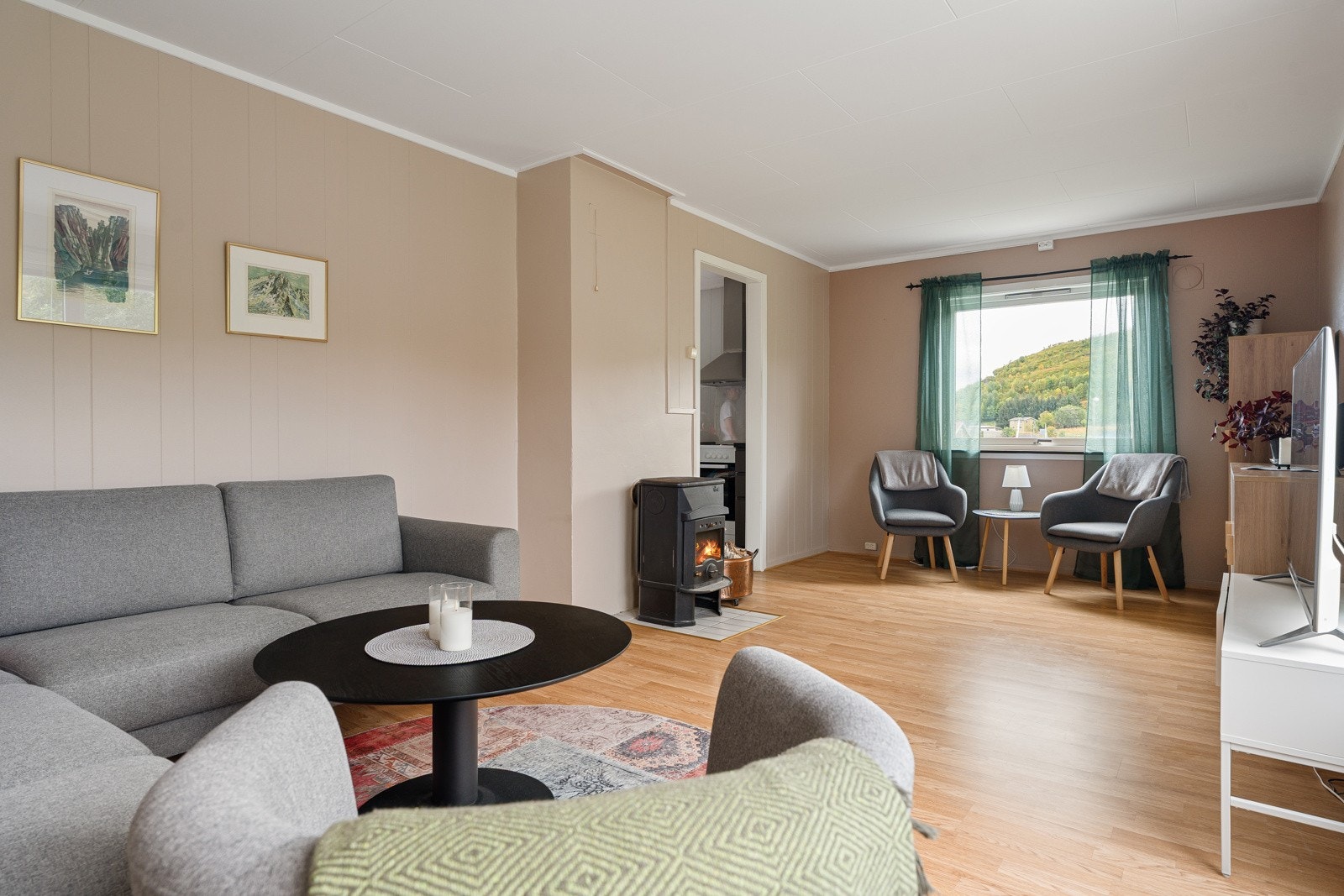 Stuen har en god utforming med god plass til stor sofa og sittegrupper.