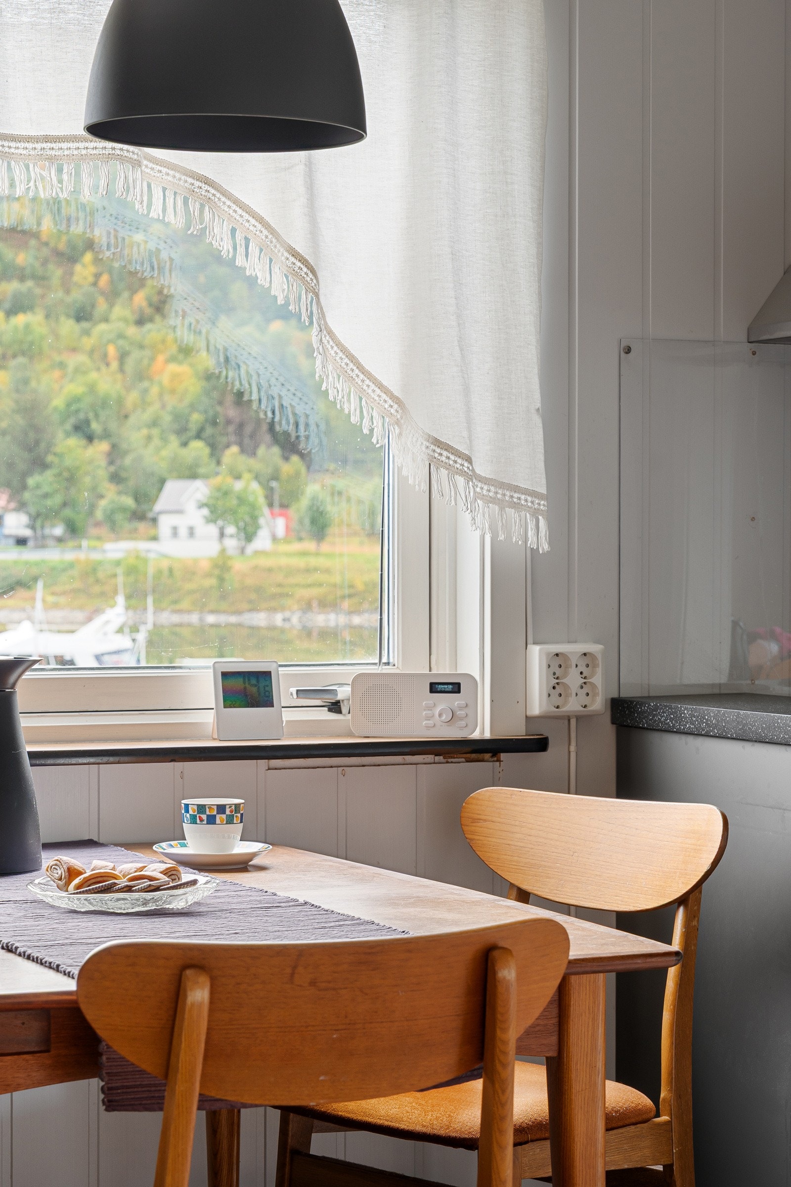 Hyggelig spiseplass ved vindu med fin utsikt! God plass til langbord.