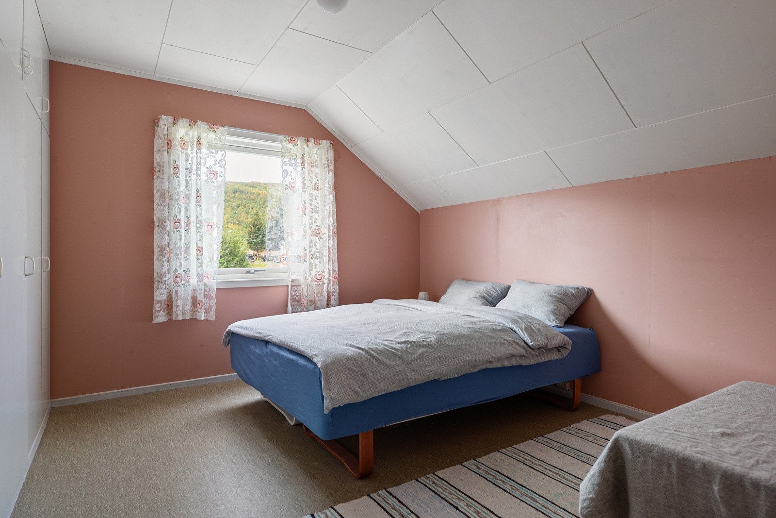 Soverom 2 med god plass til stor seng og tilhørende nattbord.