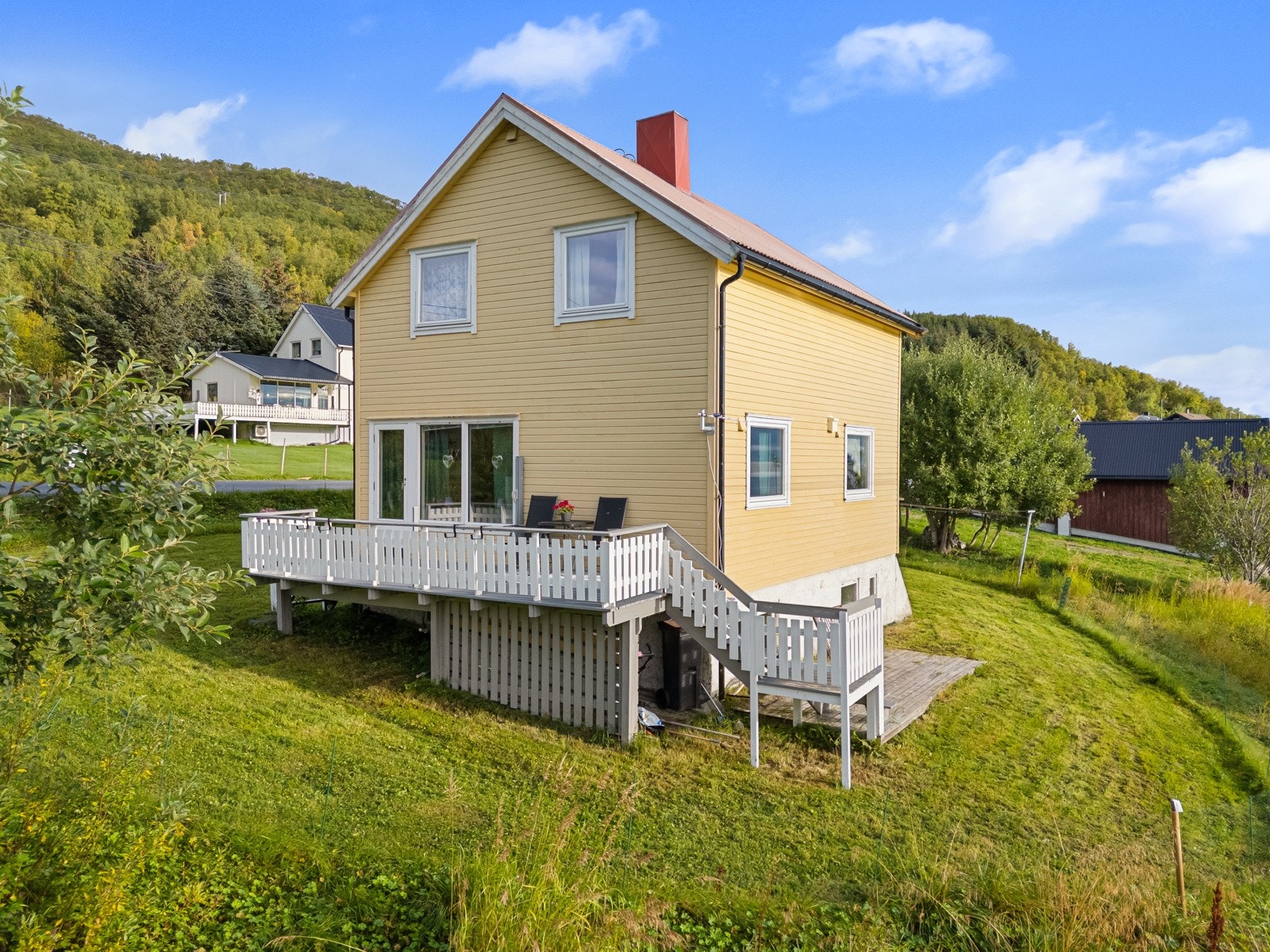 Solrik tomt på 1073 kvm som er pent opparbeidet med plen. Stor terrasse med god plass til hagemøbler og grill.