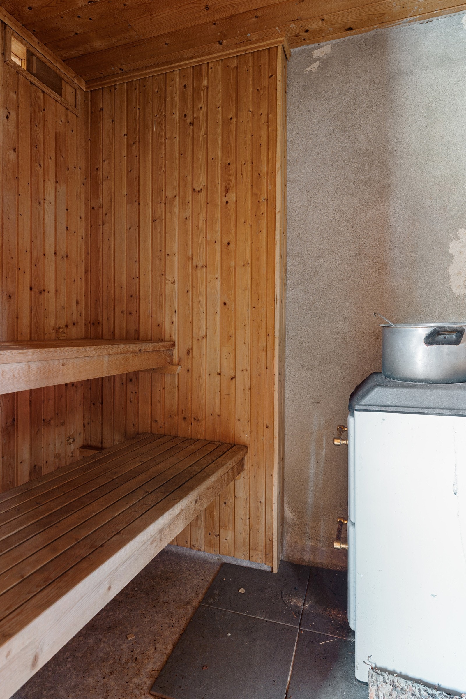 Det er badstue i kjeller med badstuovn og eldre vedovn.