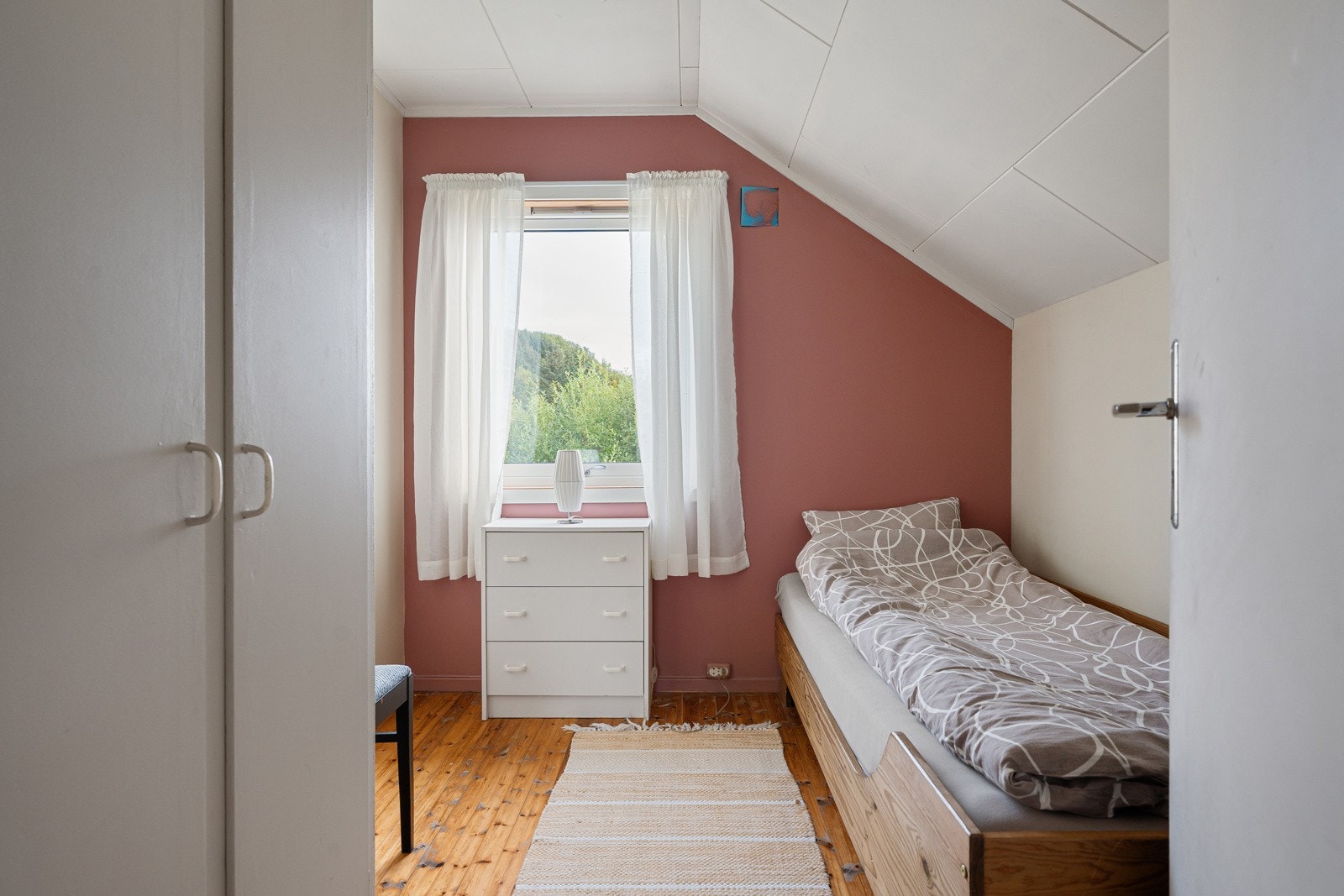 Soverom .Tre av soverommene har innebygd garderobeskap