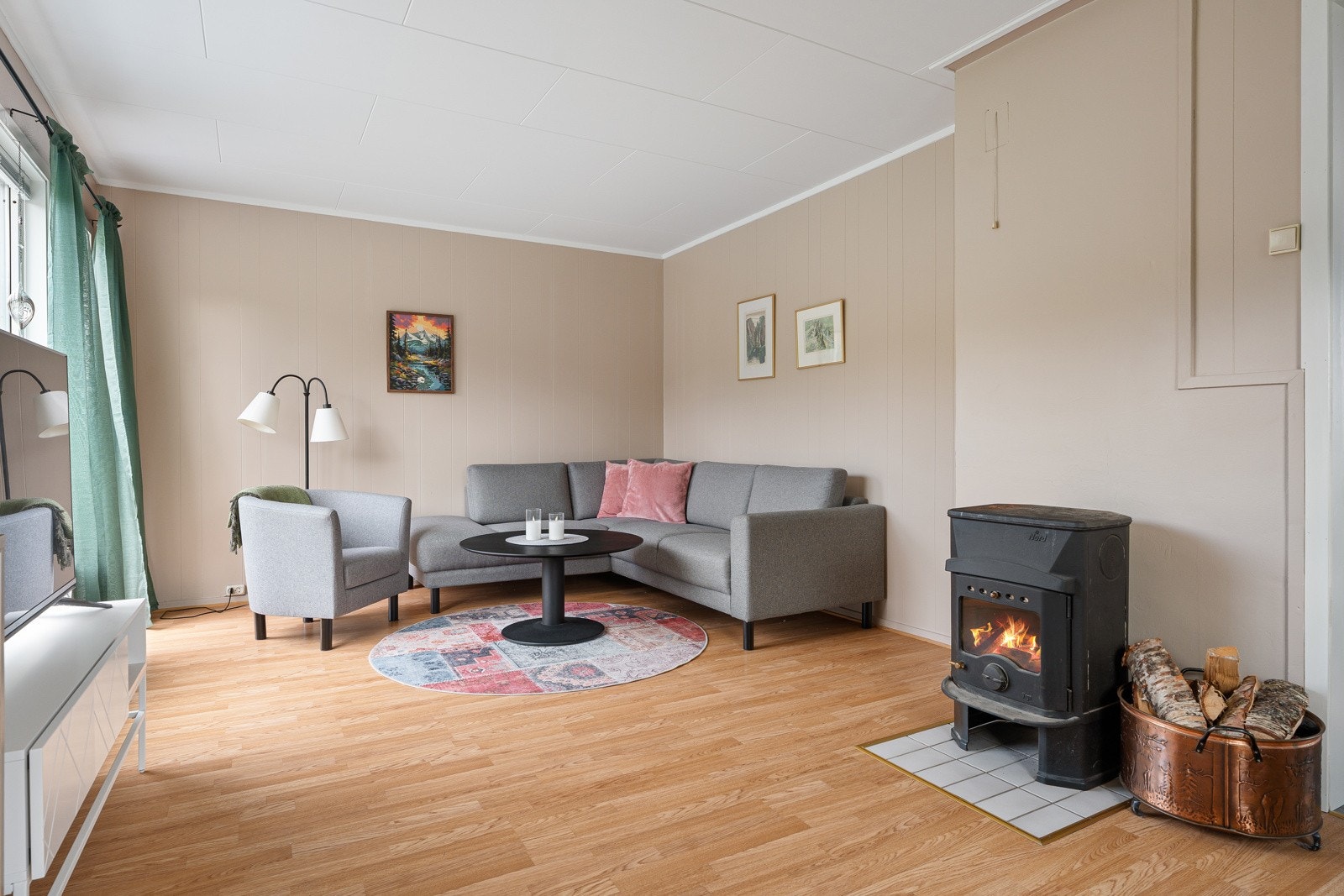 Stuen har vedfyring som gir ekstra varme på kalde dager.