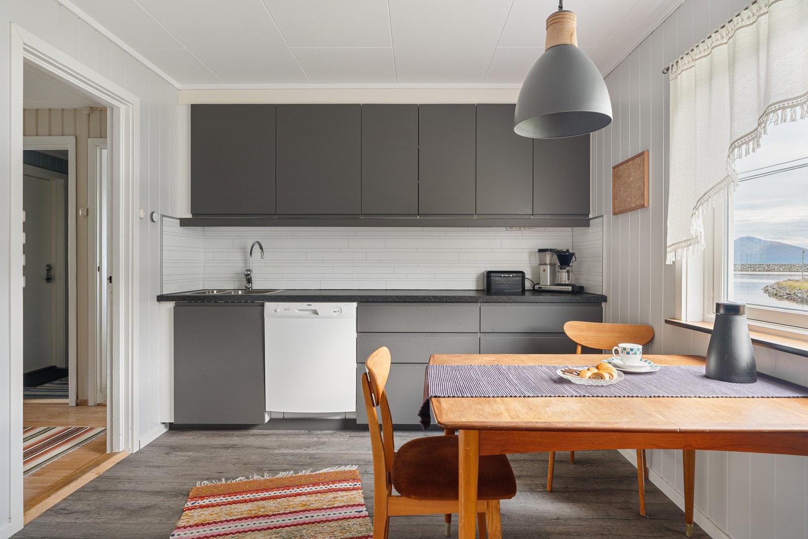 Svært hyggelige arbeidsforhold på kjøkkenet med god benkeplass.