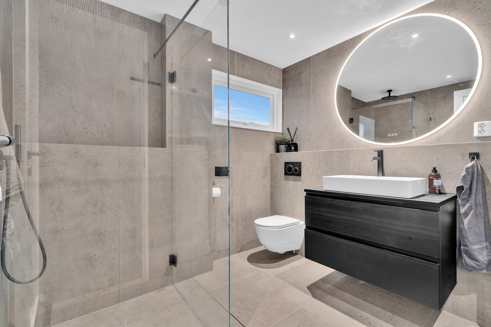 Helfliset, delikat bad med varmekabler og Villavent avtrekk Galleribilde