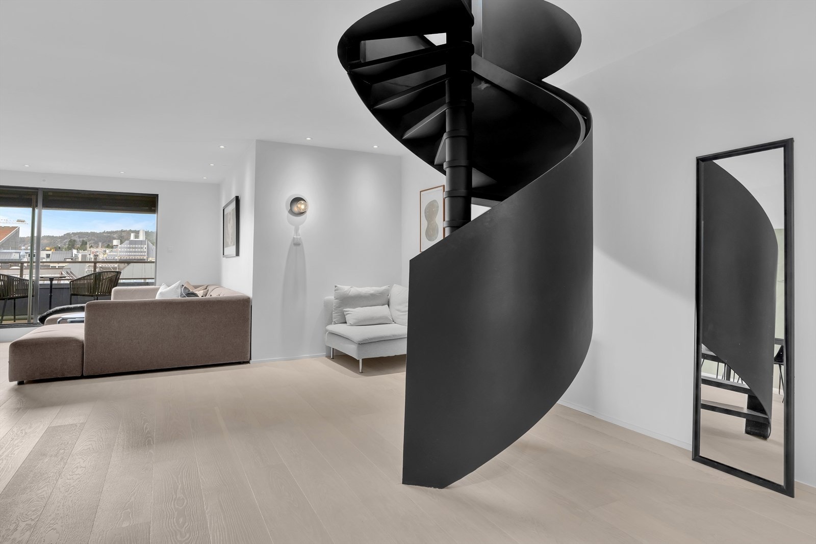 Utstrakt bruk av spotter i tak Galleribilde