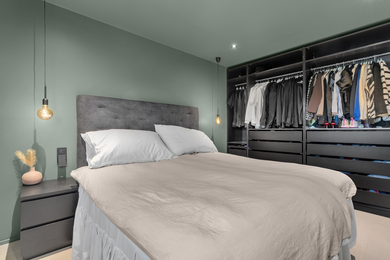 Pax-garderobeløsning med skuffer og rikelig plass til tøyoppheng Galleribilde