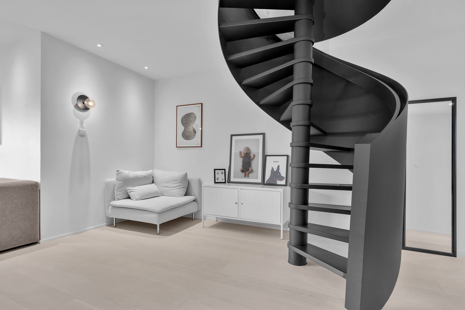 Påkostet vindeltrapp opp til loftstuen Galleribilde