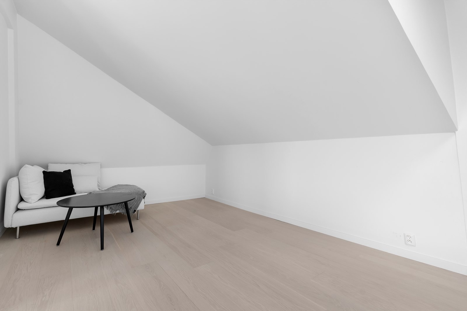 Vinkelstuen har plass til f. eks sofakrok og kontor Galleribilde