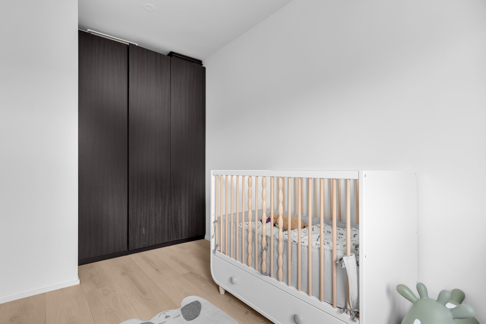 Nisje med fin garderobeløsning Galleribilde