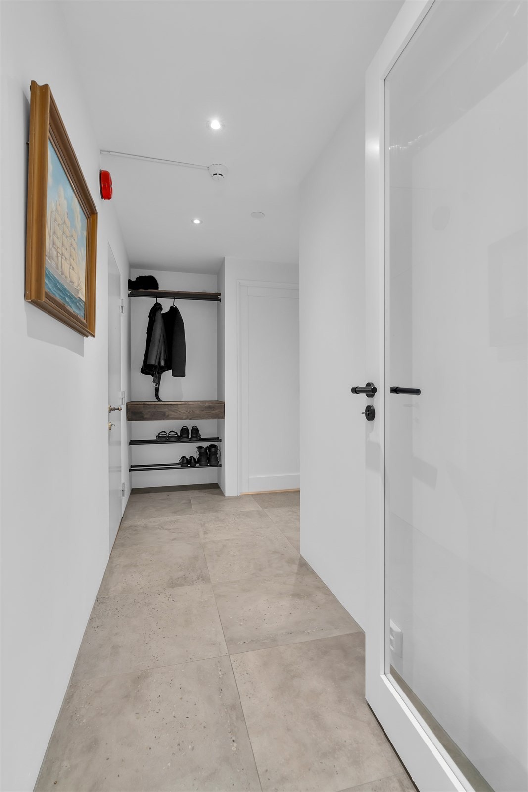 Flislagt entré/hall med plassbygd nisje for tøyoppheng Galleribilde