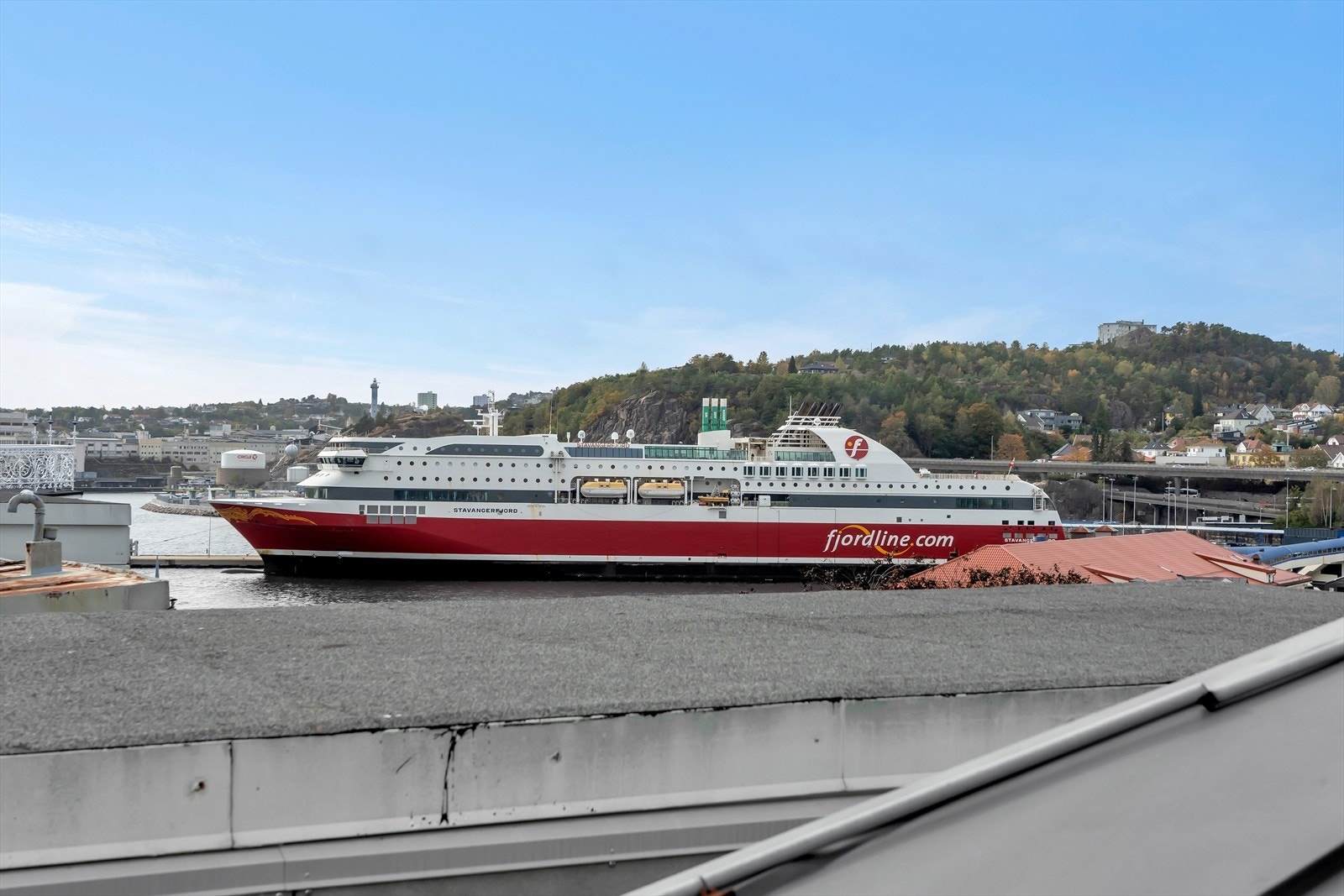 Fin utsikt mot havna og over byens tak Galleribilde