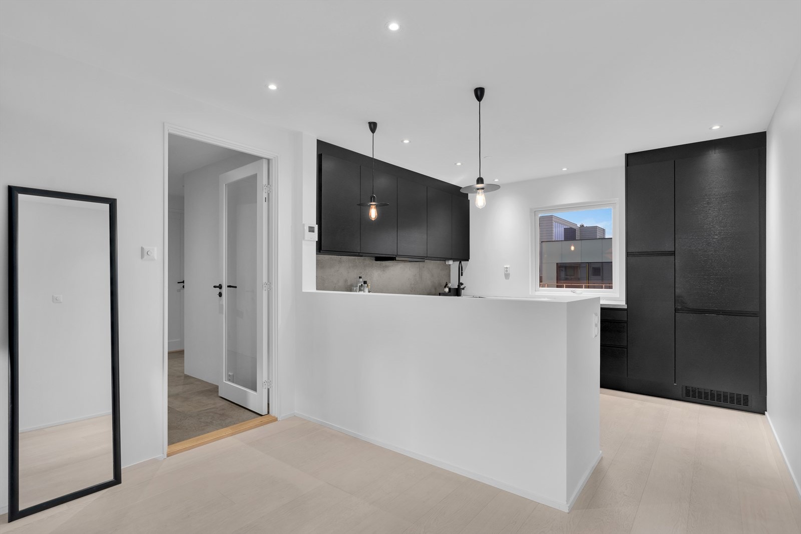 Stilrent kjøkken med sorte fronter fra danske Frontego Galleribilde