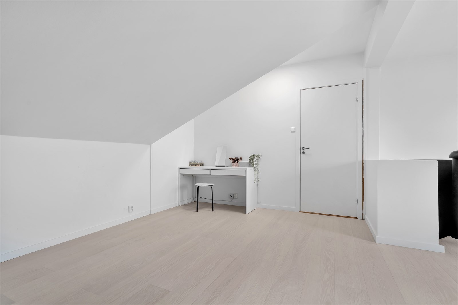 Utgang via mellomgang til felles trappegang Galleribilde