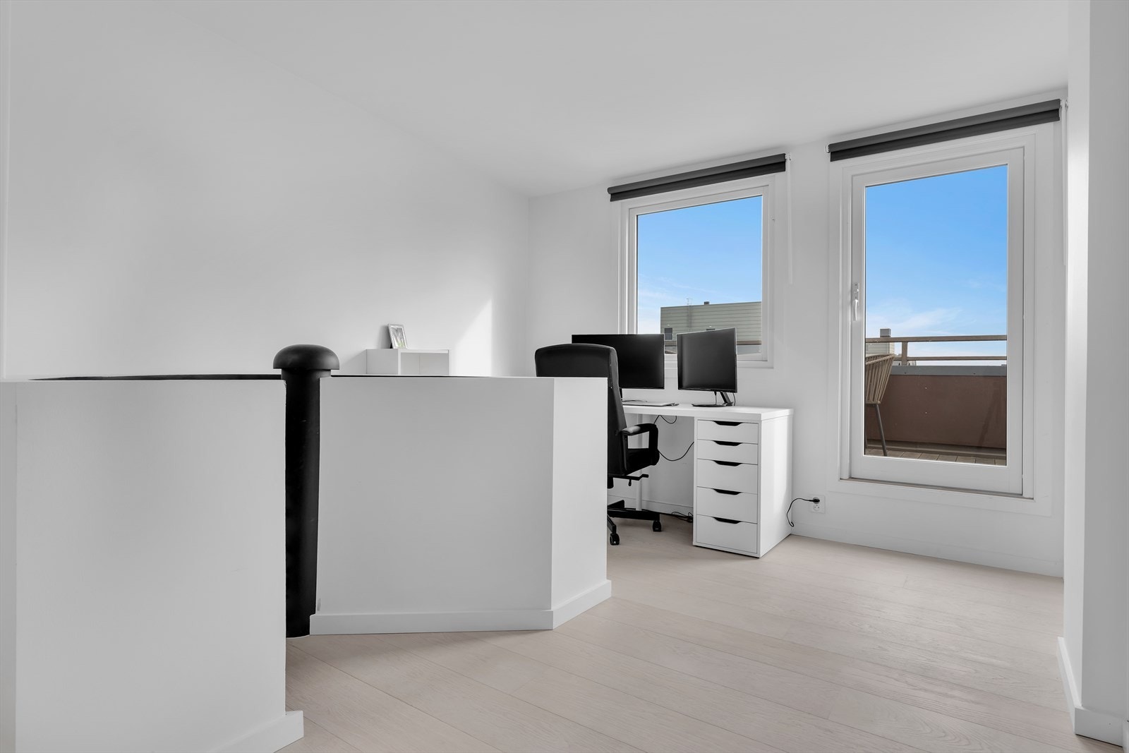 Utgang til luftig balkong på 9 kvm Galleribilde