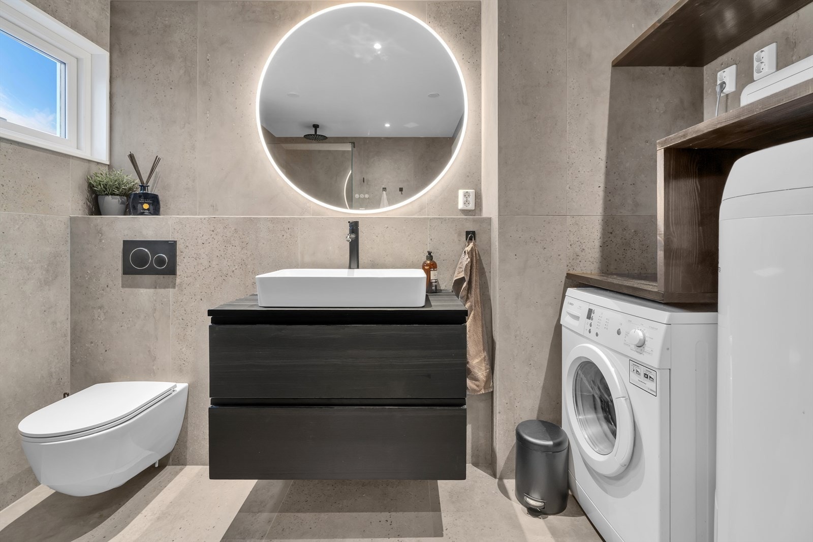 Plassbygd hylle-/ benkeplass med nisje for vaskemaskin, bereder og skap for rør-i-rør Galleribilde