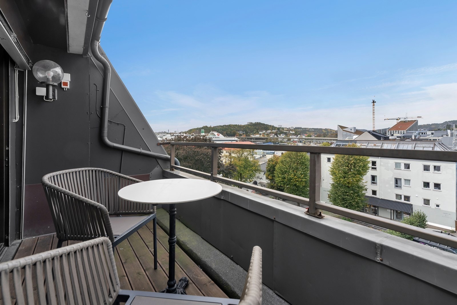 Luftig toppleilighet med 2 balkonger Galleribilde