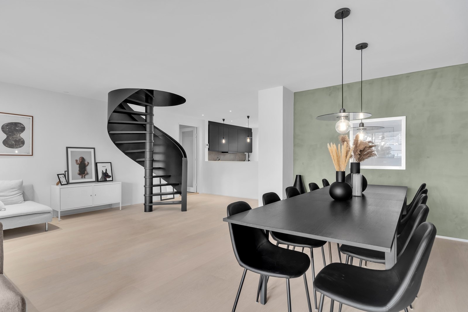 Nyere elektrisk anlegg og stilrene taklamper Galleribilde