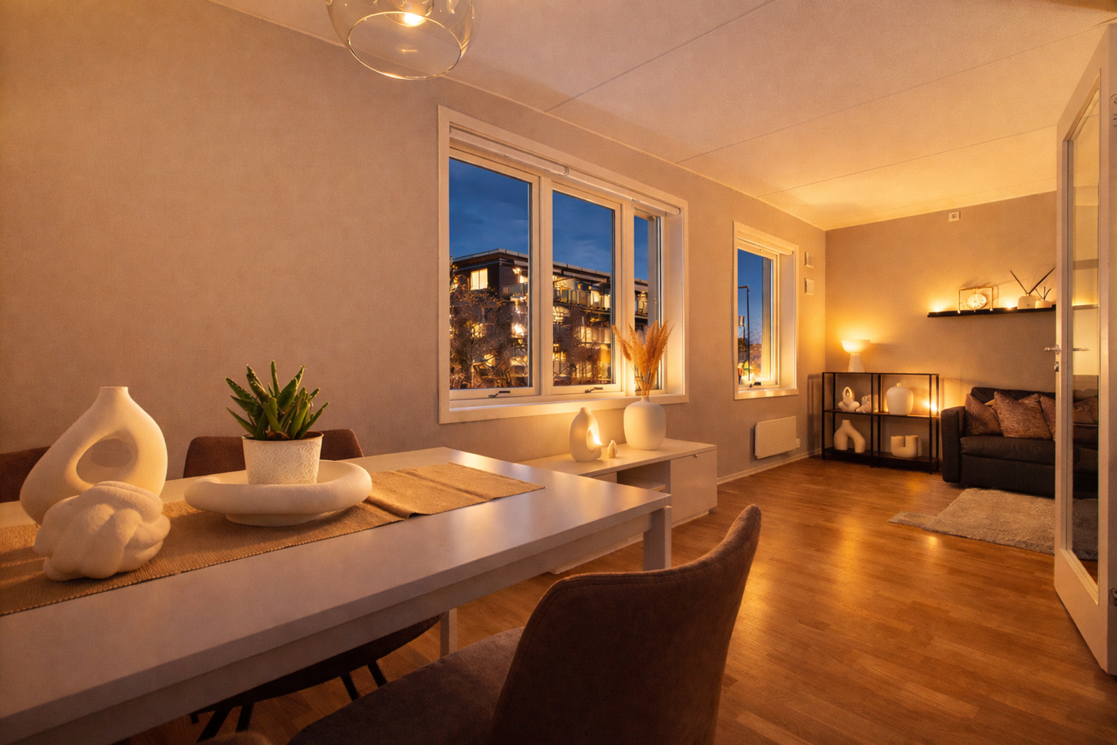 Spisestue, kan gjøres om til soverom ved å sette opp en lettvegg fra enden av døren til vindu. Galleribilde