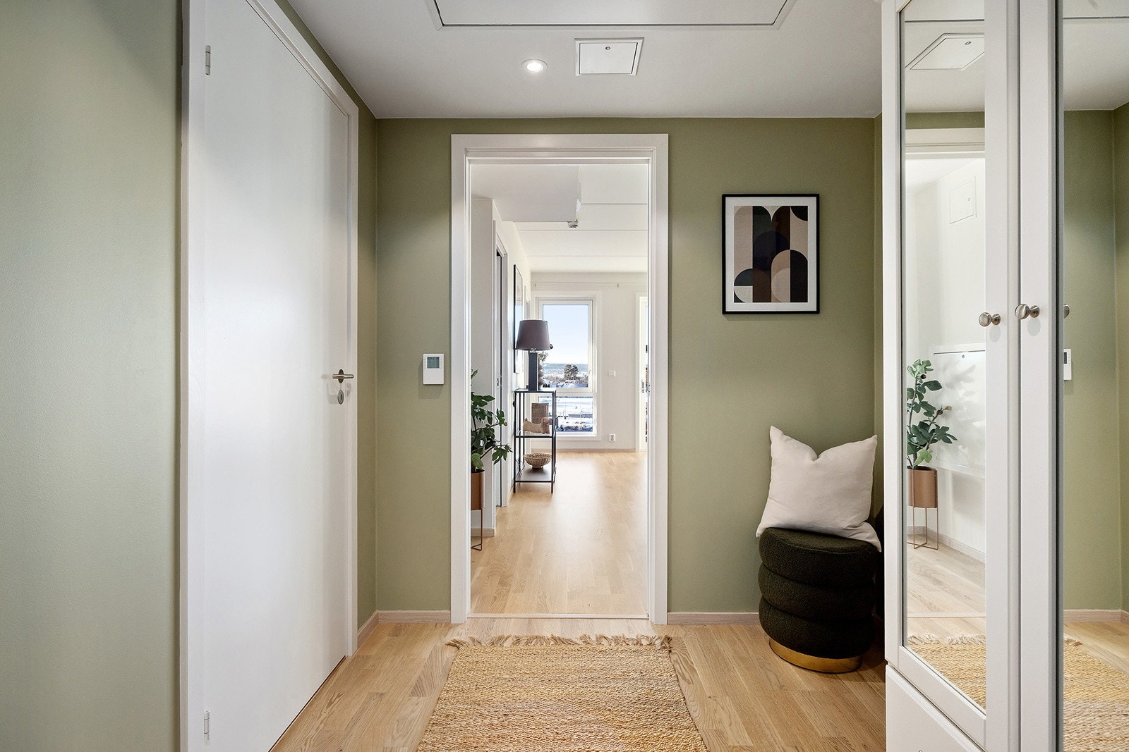 Romslig entré med plass til å henge fra seg yttertøy og sko. Entreén har etablert dør-calling anlegg. Galleribilde