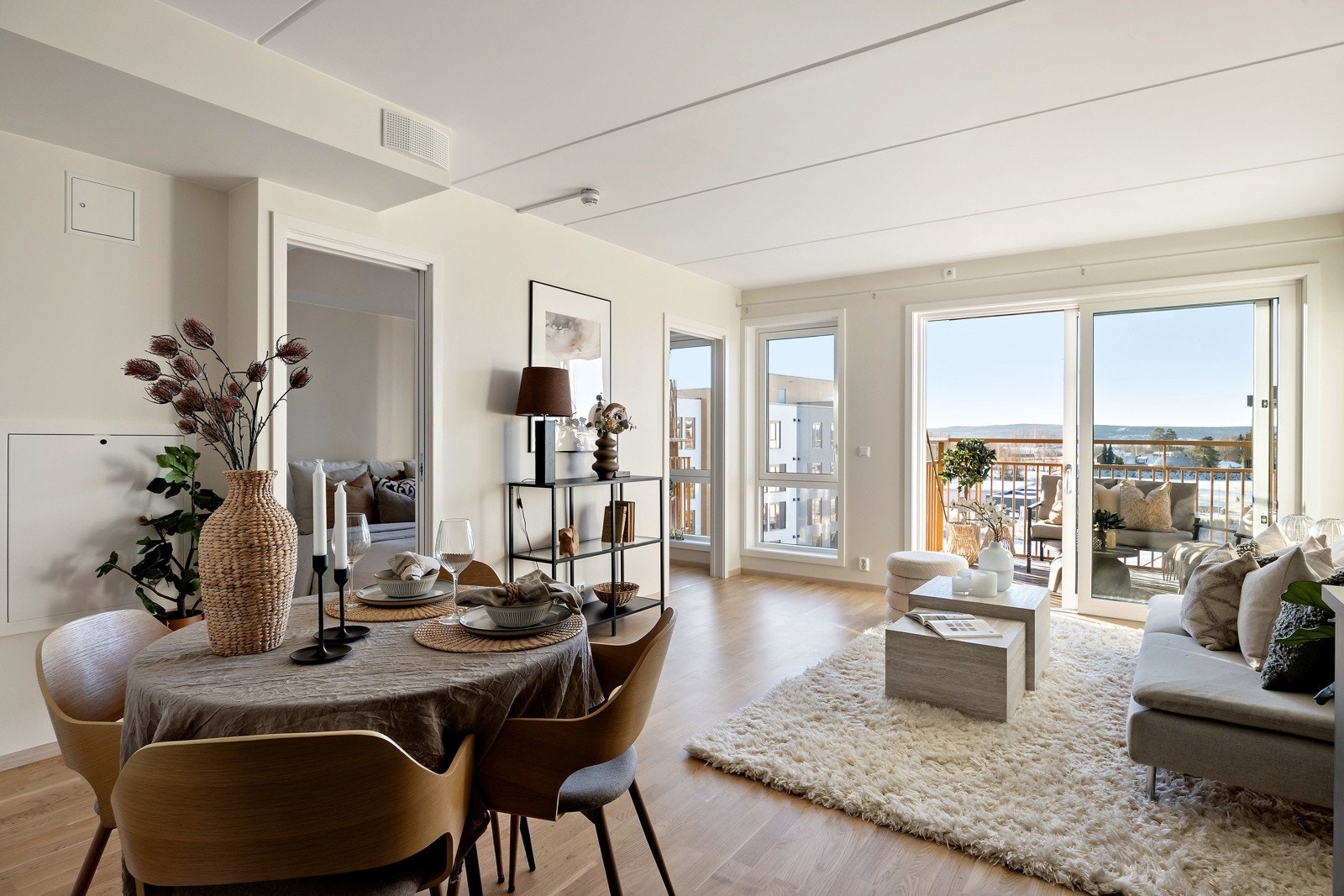 Leiligheten holder god standard med lys parkett, slette vegger og store vindusflater. Det er god takhøyde og luftig planløsning. Galleribilde