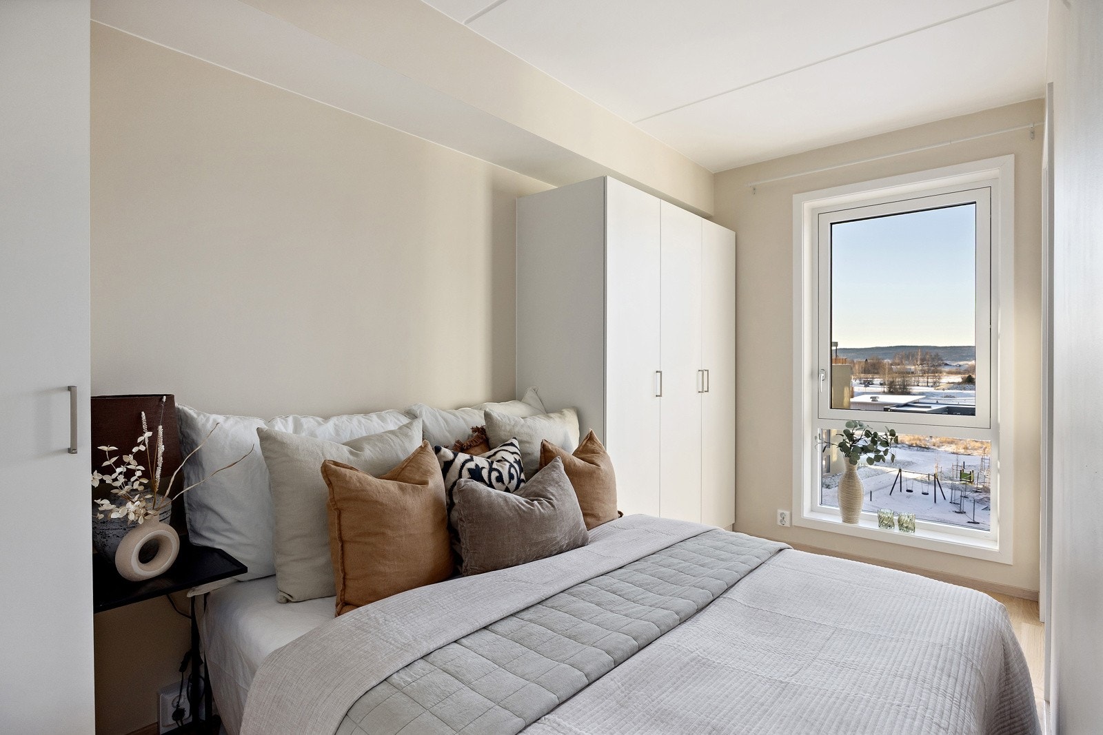 Laila soverom i fin størrelse med plass til seng, nattbord og kommode - for å nevne noe. Det er etablert garderobeskap på hver side av sengen. Galleribilde