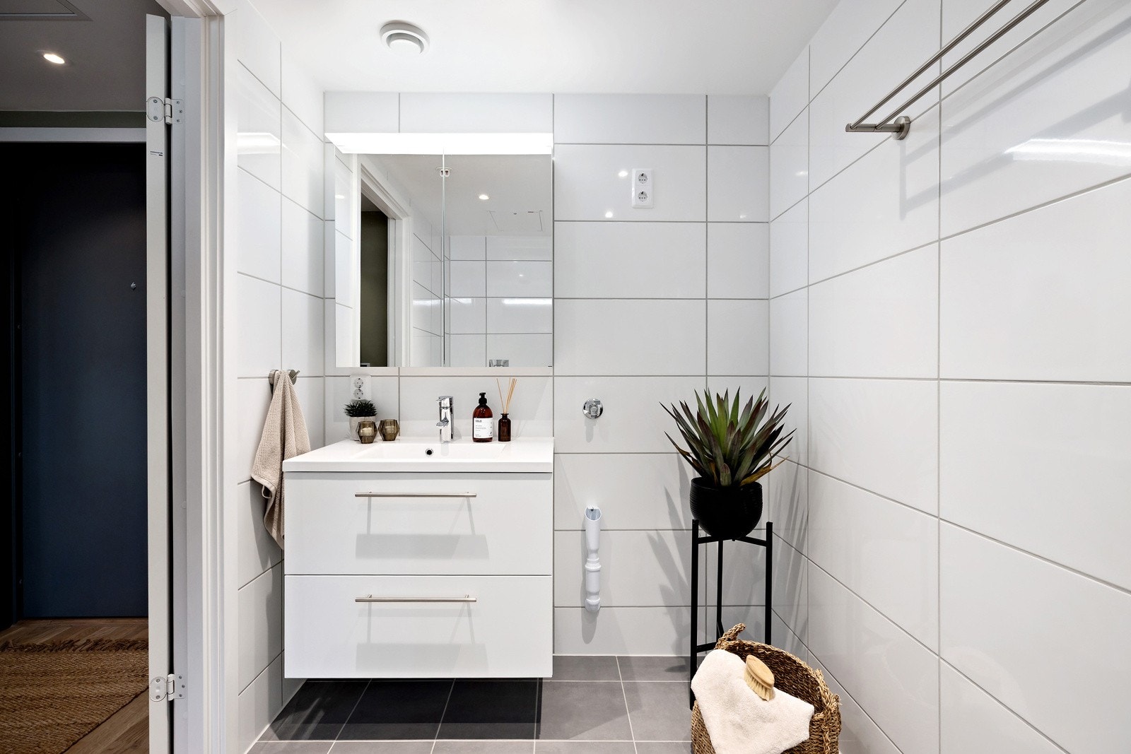 Nytt fra 2024, flislagt bad med elektrisk varme i gulv og downlights i himling. Galleribilde