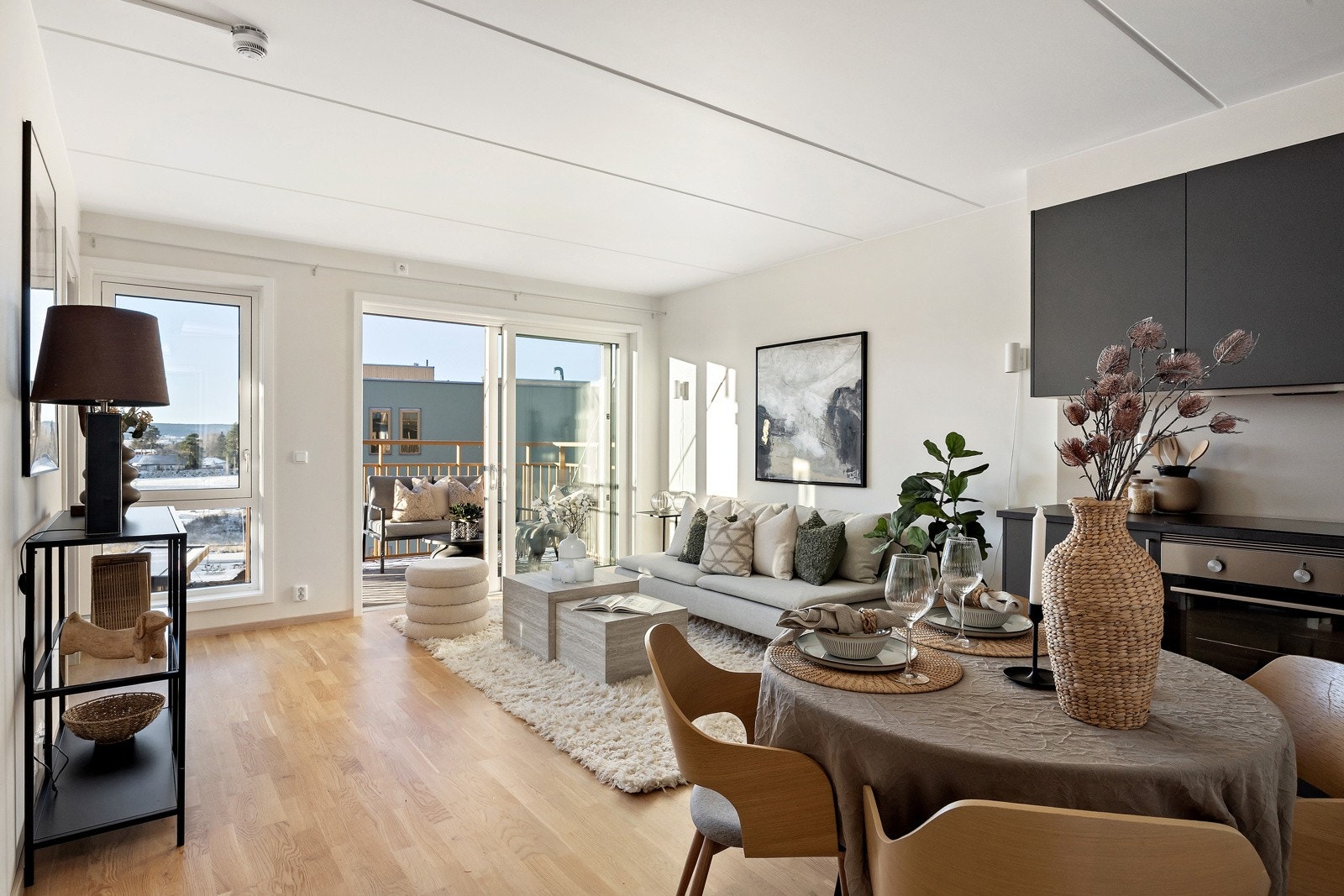 Alle setter pris på et lyst og fint oppholdsrom, og her sammen med den delte kjøkkenløsningen oppleves stuen luftig og lys. Galleribilde