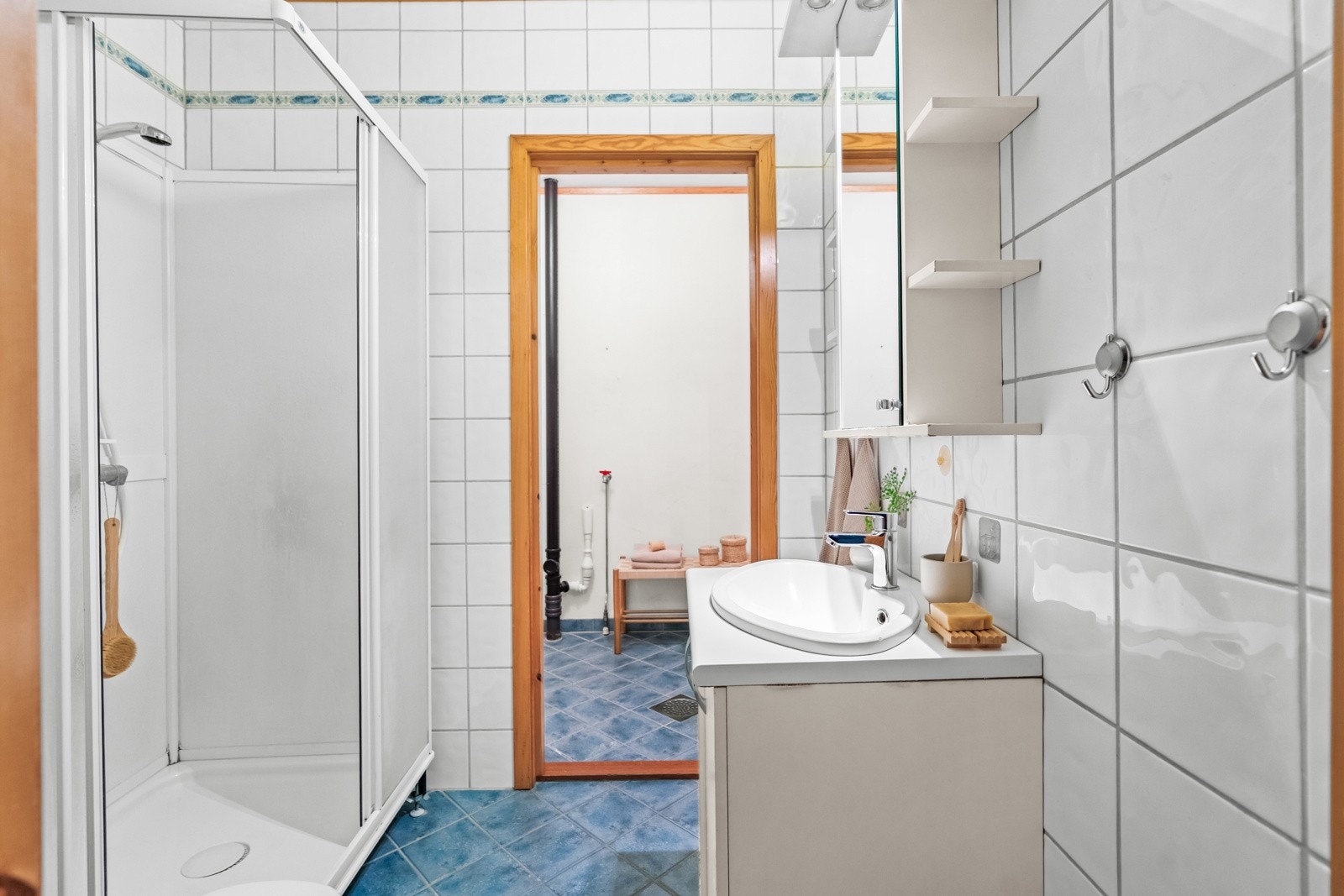 Bad med dusjkabinett, servant og wc Galleribilde