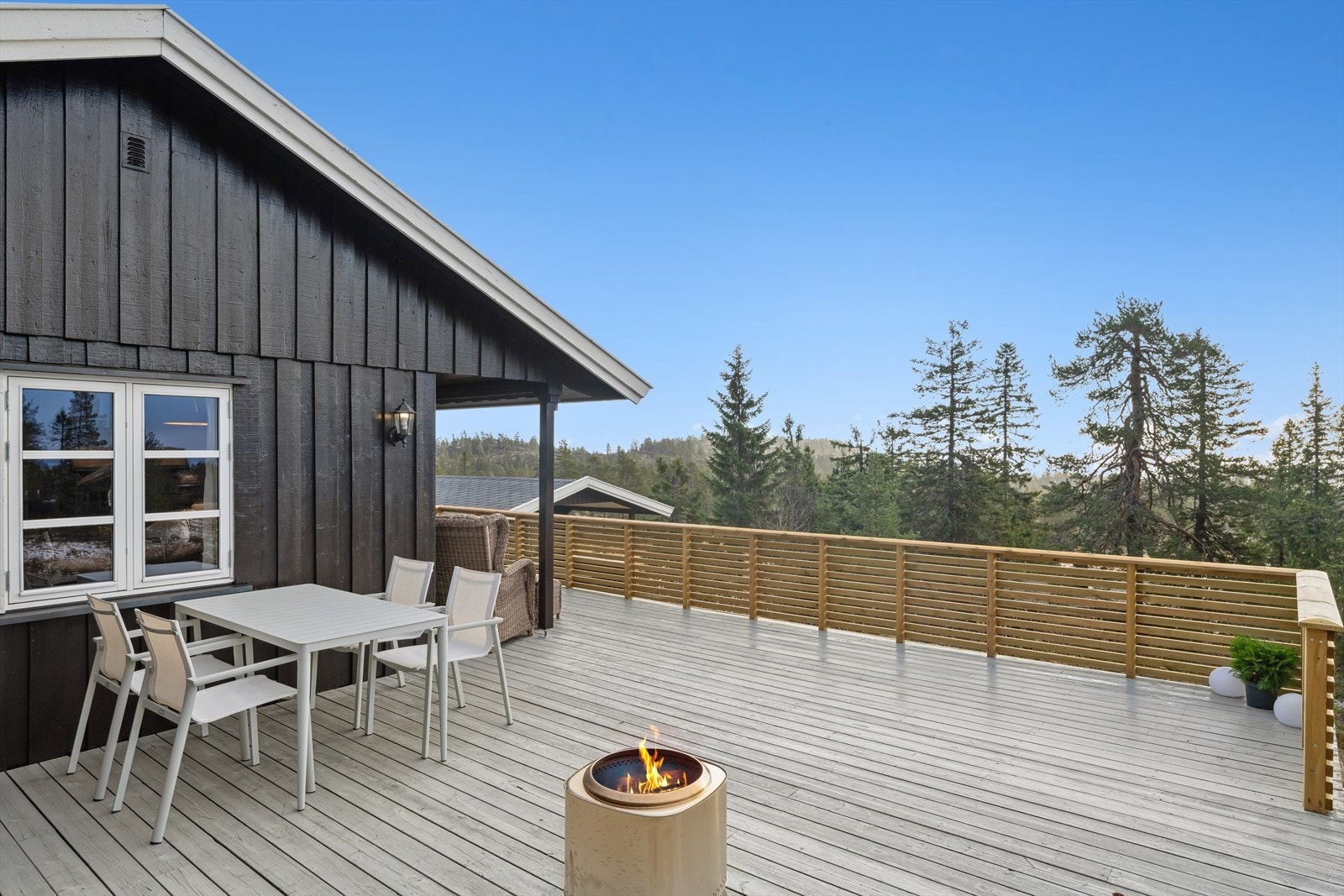 Området er ideelt for friluftsliv med tyttebær- og blåbærterreng rett ved hytteveggen, samt kort avstand til Blefjell Lodge med butikk og kafé. Galleribilde