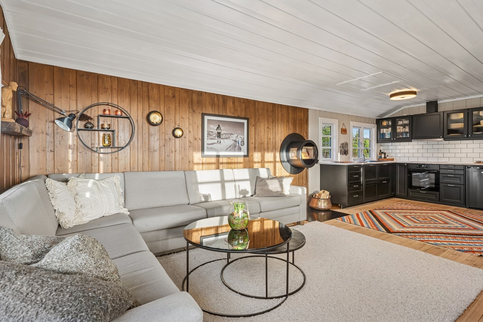 Åpen planløsning mellom stue og kjøkken gir romslig oppholdsareal. Galleribilde