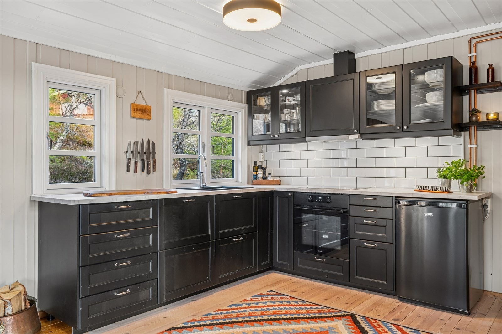 Stilren kjøkkeninnredning med profilerte fronter og laminat benkeplate. Galleribilde