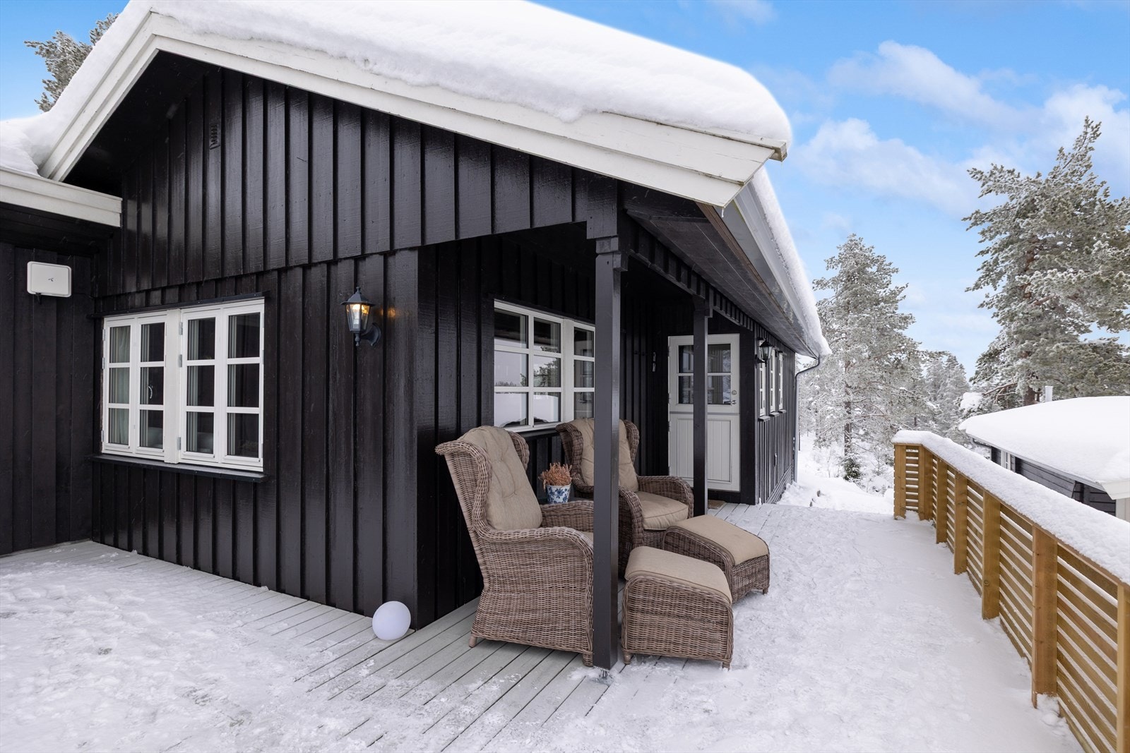 Romslig terrasse med flere soner. Galleribilde