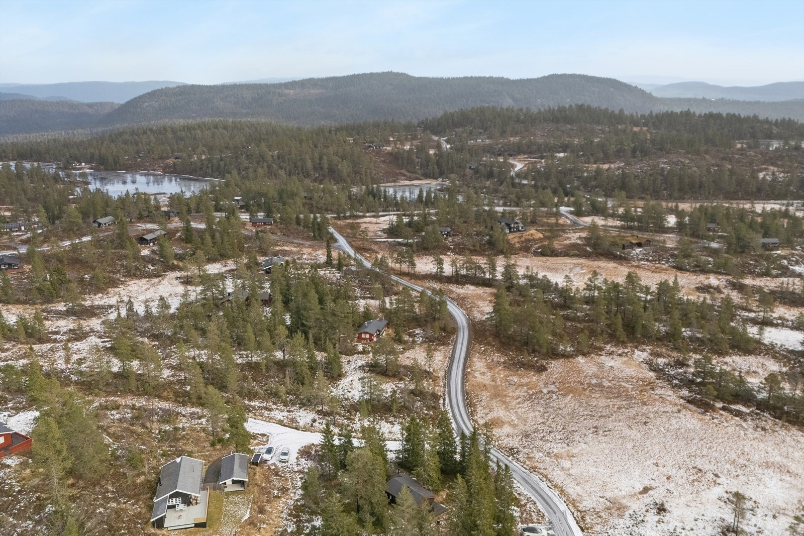 Området har spredt fritidsbebyggelse og er omringet av skog og fjell, med helårs vei og gode solforhold. Galleribilde