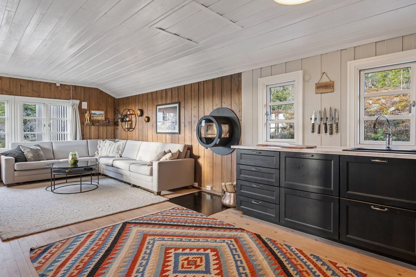 Åpen, lys og praktisk planløsning mellom kjøkken og stue. Galleribilde