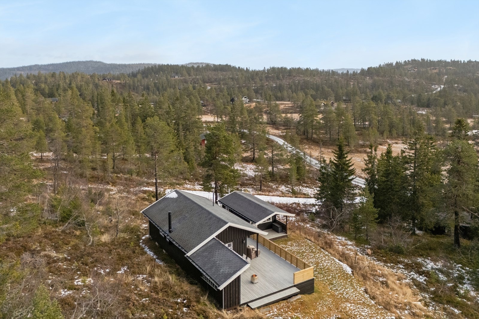 Eiendommen er omkranset av skog og fjell, med gode muligheter for friluftsliv og rekreasjon. Galleribilde